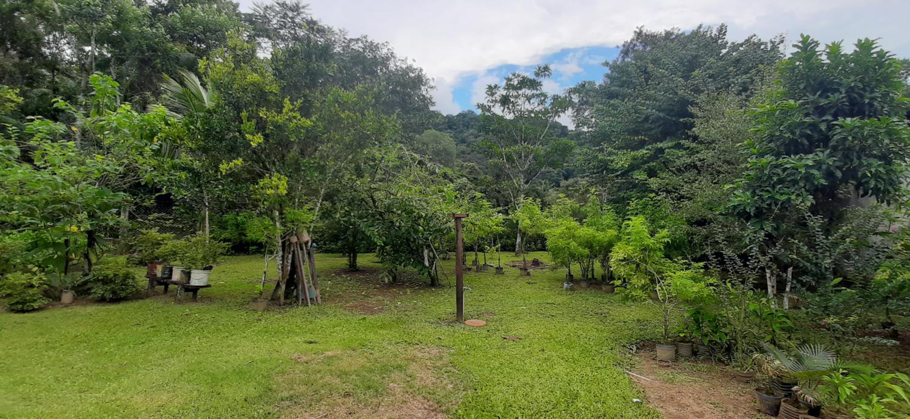 Caso em condomínio com lago, serra, campo e mar