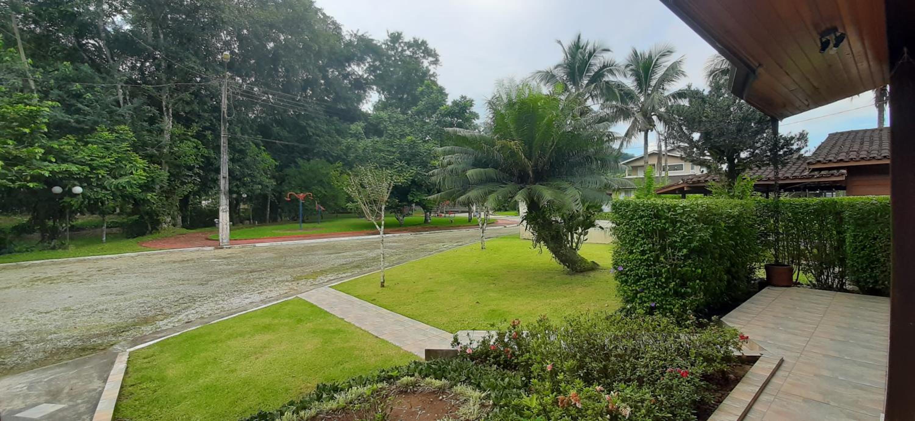 Caso em condomínio com lago, serra, campo e mar
