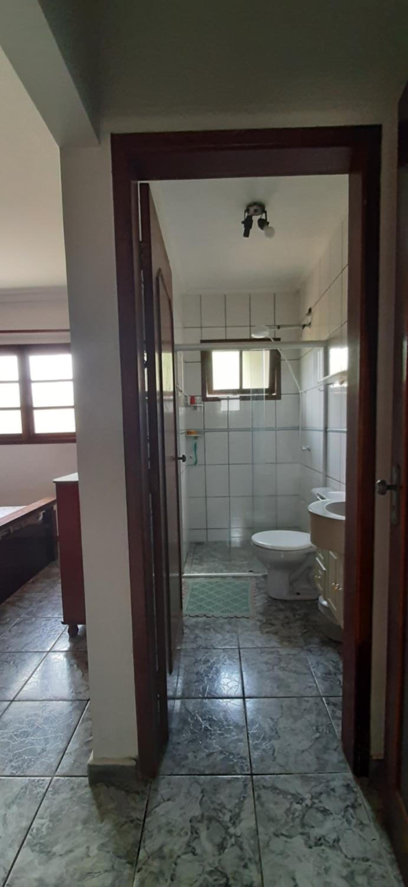 Caso em condomínio com lago, serra, campo e mar