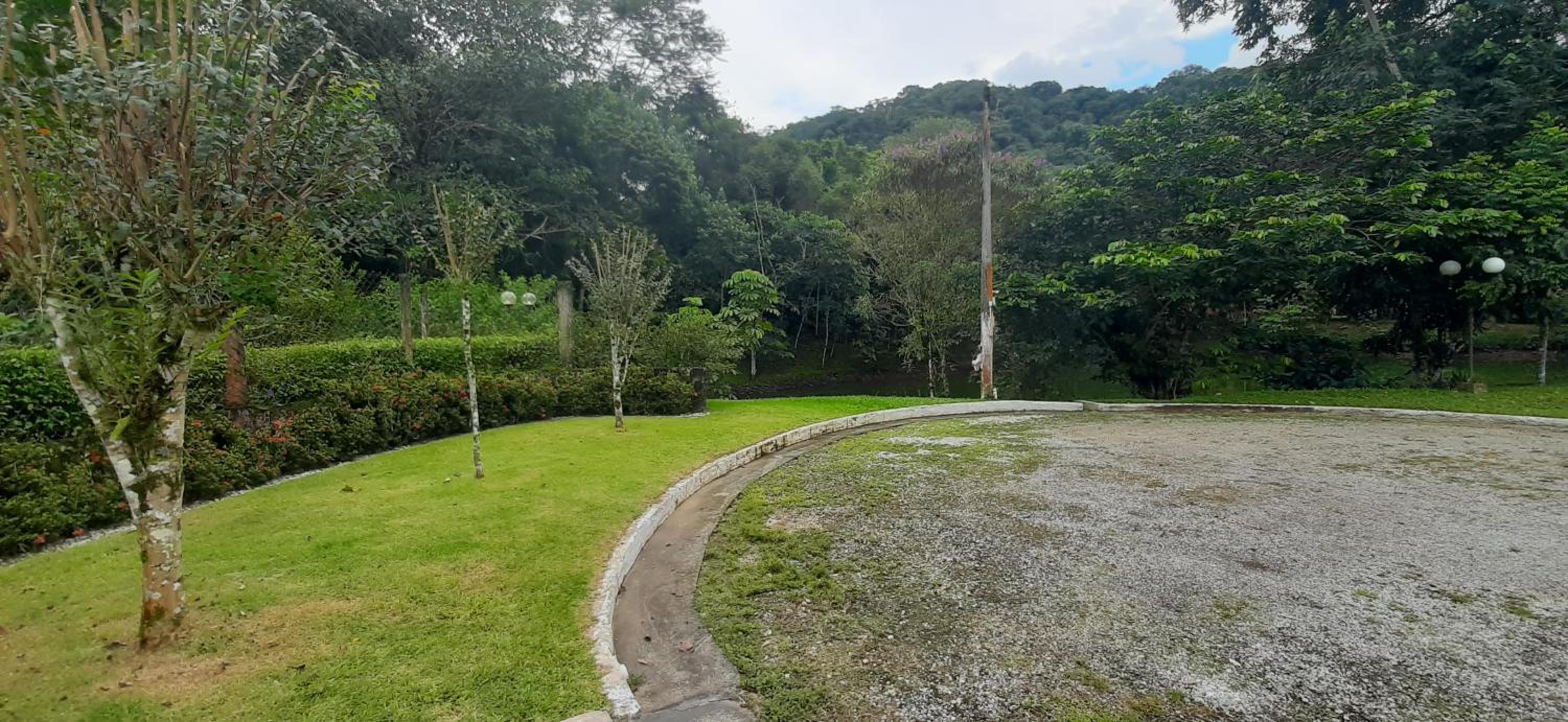 Caso em condomínio com lago, serra, campo e mar
