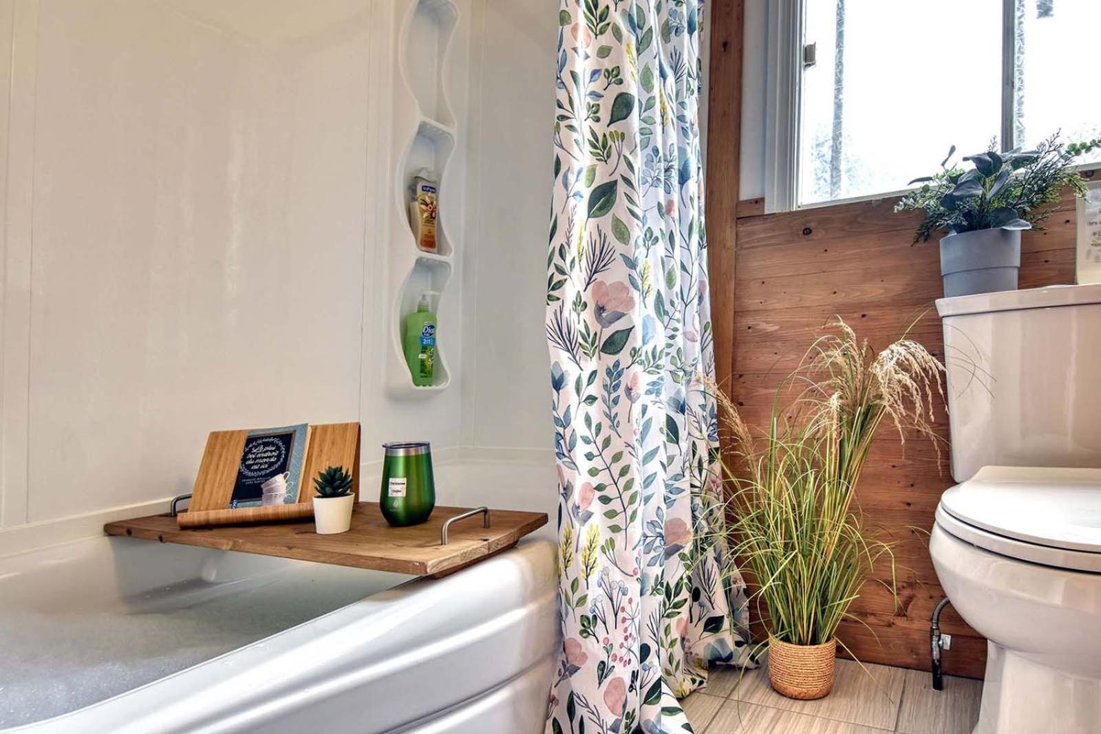 Le Chickadee Chalet, Near Mont-Tremblant, River & Beach View, Wooded Area