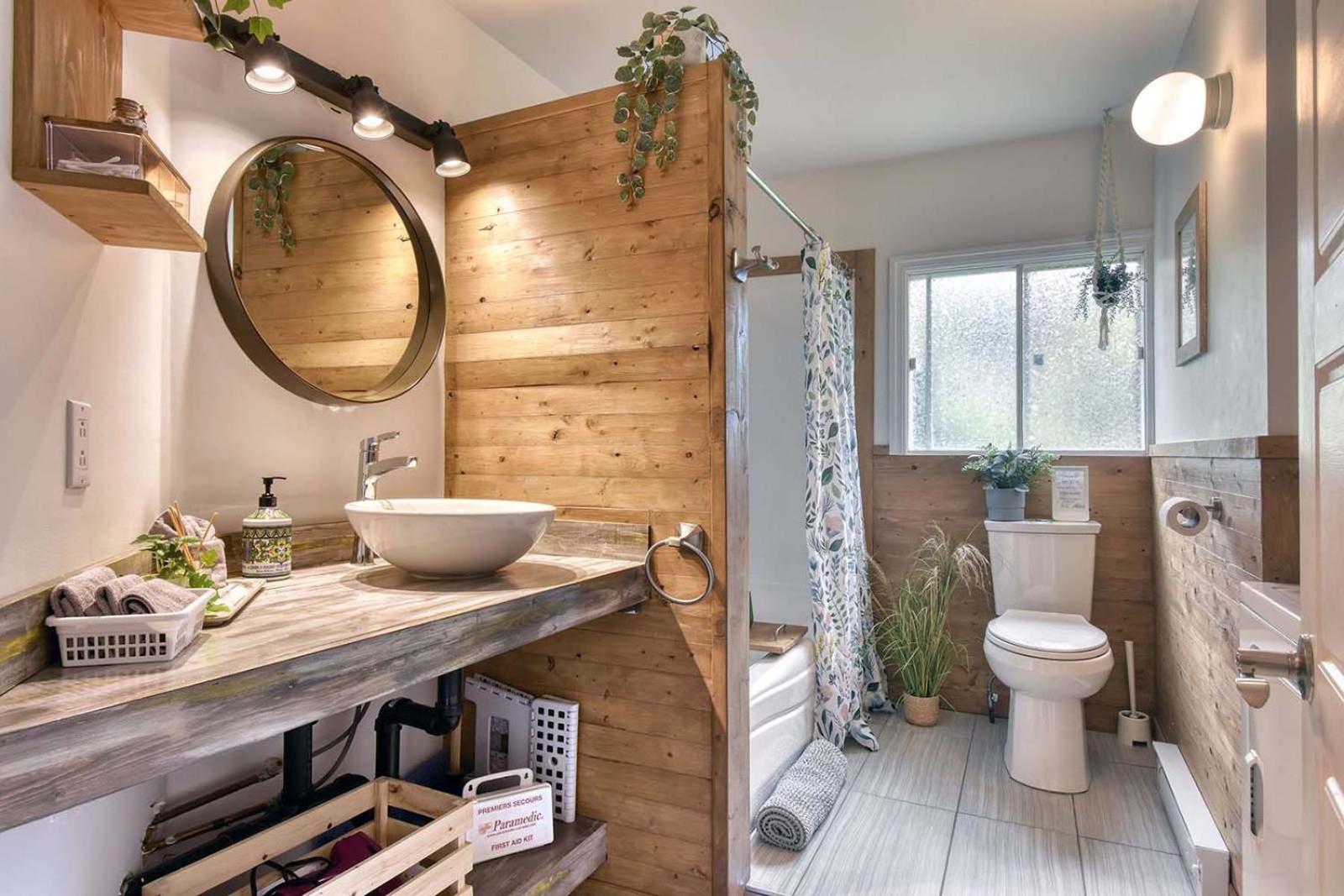 Le Chickadee Chalet, Near Mont-Tremblant, River & Beach View, Wooded Area