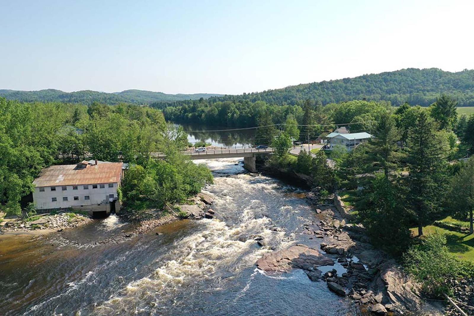 Le Chickadee Chalet, Near Mont-Tremblant, River & Beach View, Wooded Area