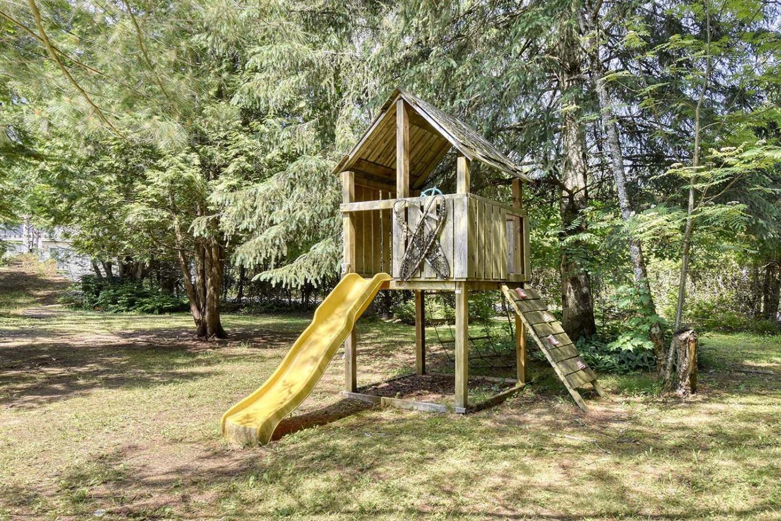 Le Chickadee Chalet, Near Mont-Tremblant, River & Beach View, Wooded Area