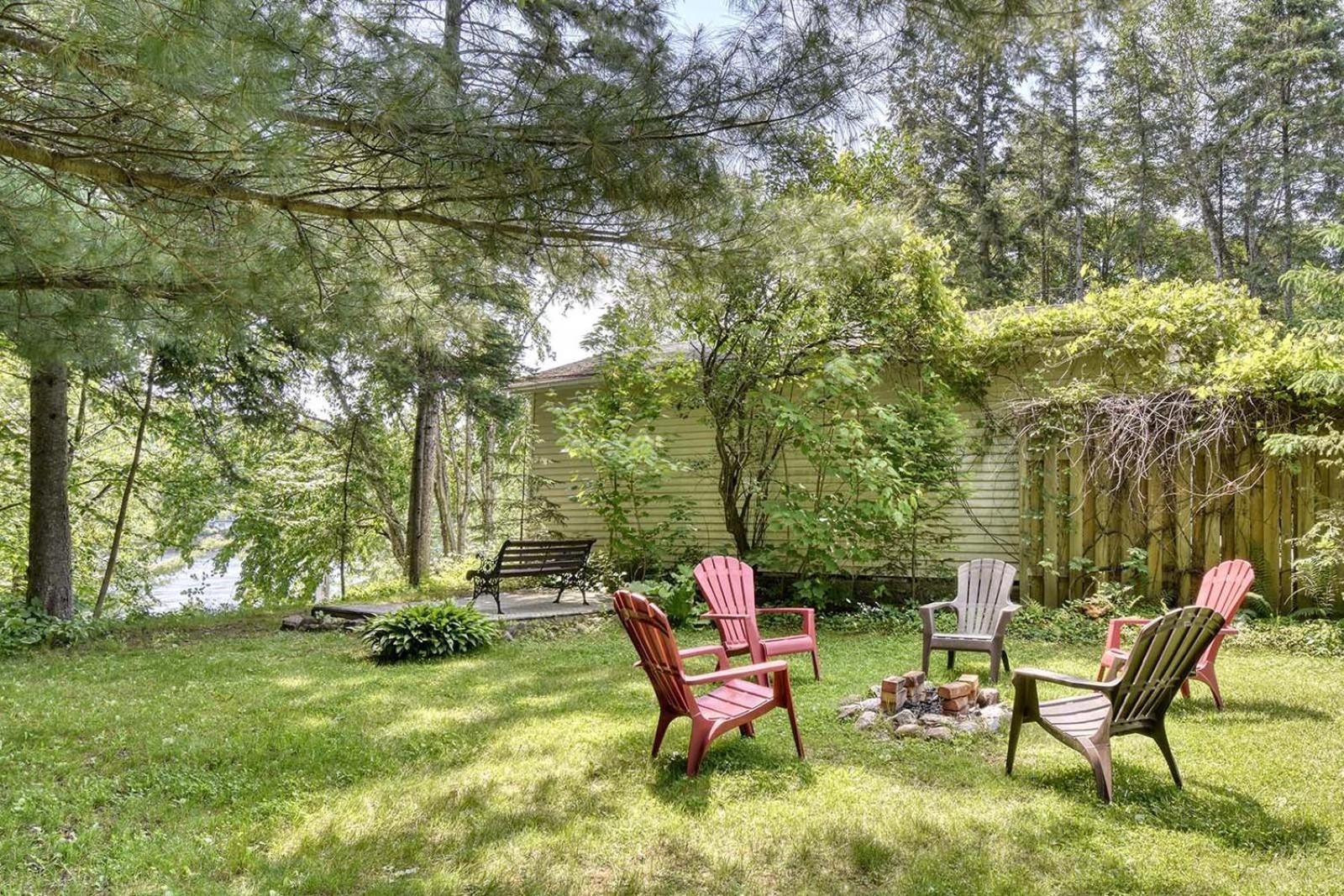 Le Chickadee Chalet, Near Mont-Tremblant, River & Beach View, Wooded Area