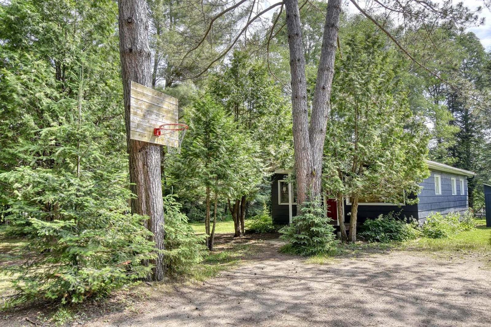 Le Chickadee Chalet, Near Mont-Tremblant, River & Beach View, Wooded Area