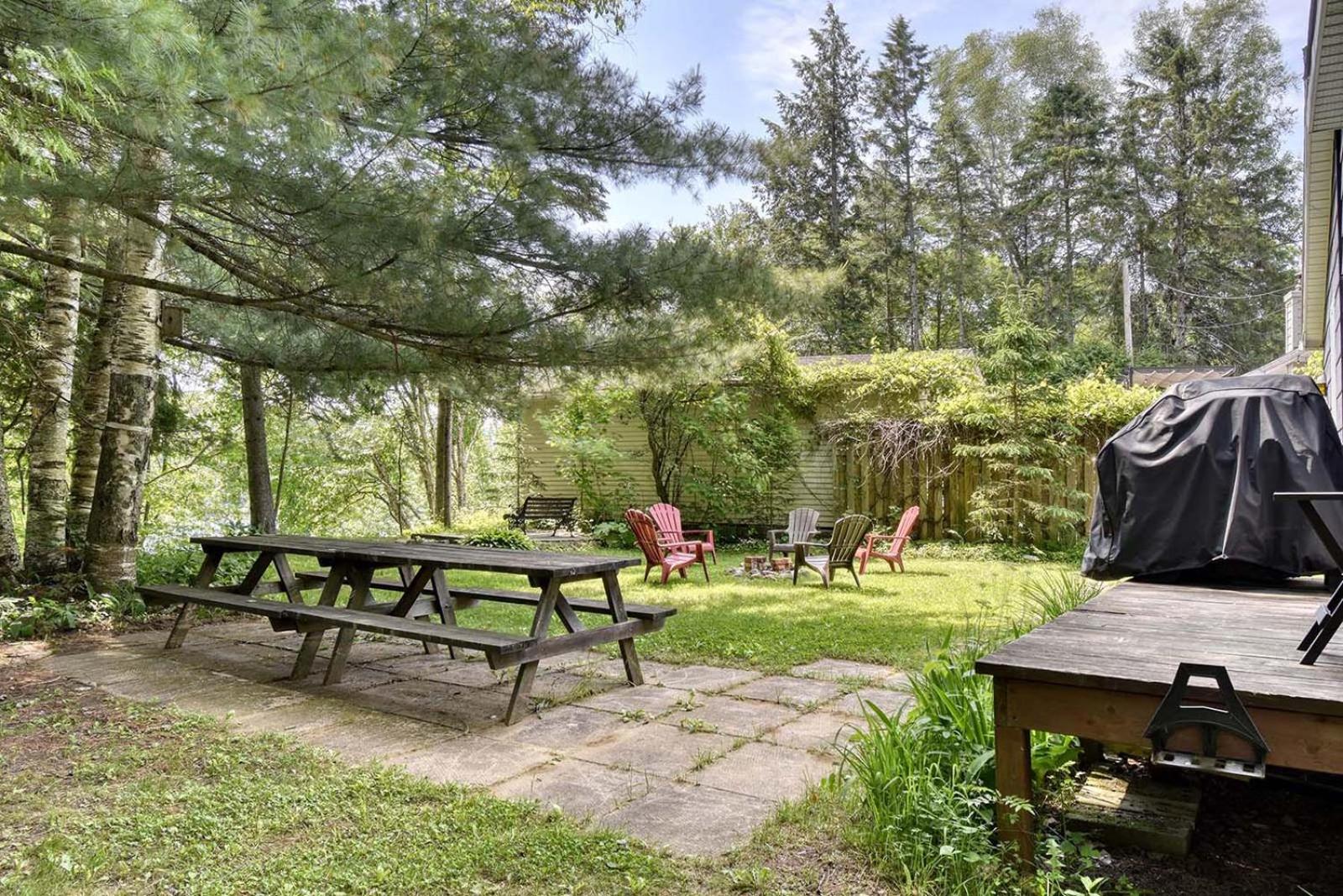 Le Chickadee Chalet, Near Mont-Tremblant, River & Beach View, Wooded Area