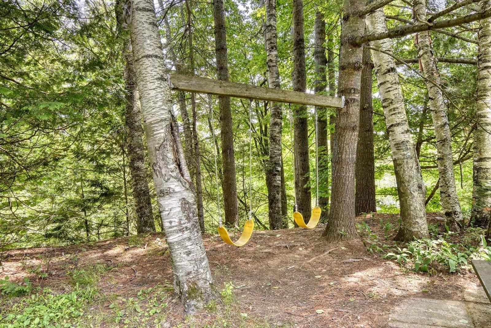 Le Chickadee Chalet, Near Mont-Tremblant, River & Beach View, Wooded Area