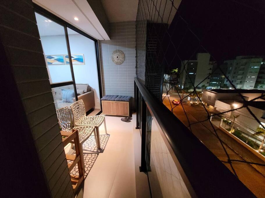 Flat com dois quartos na praia do Cabo Branco - climatizado e completo