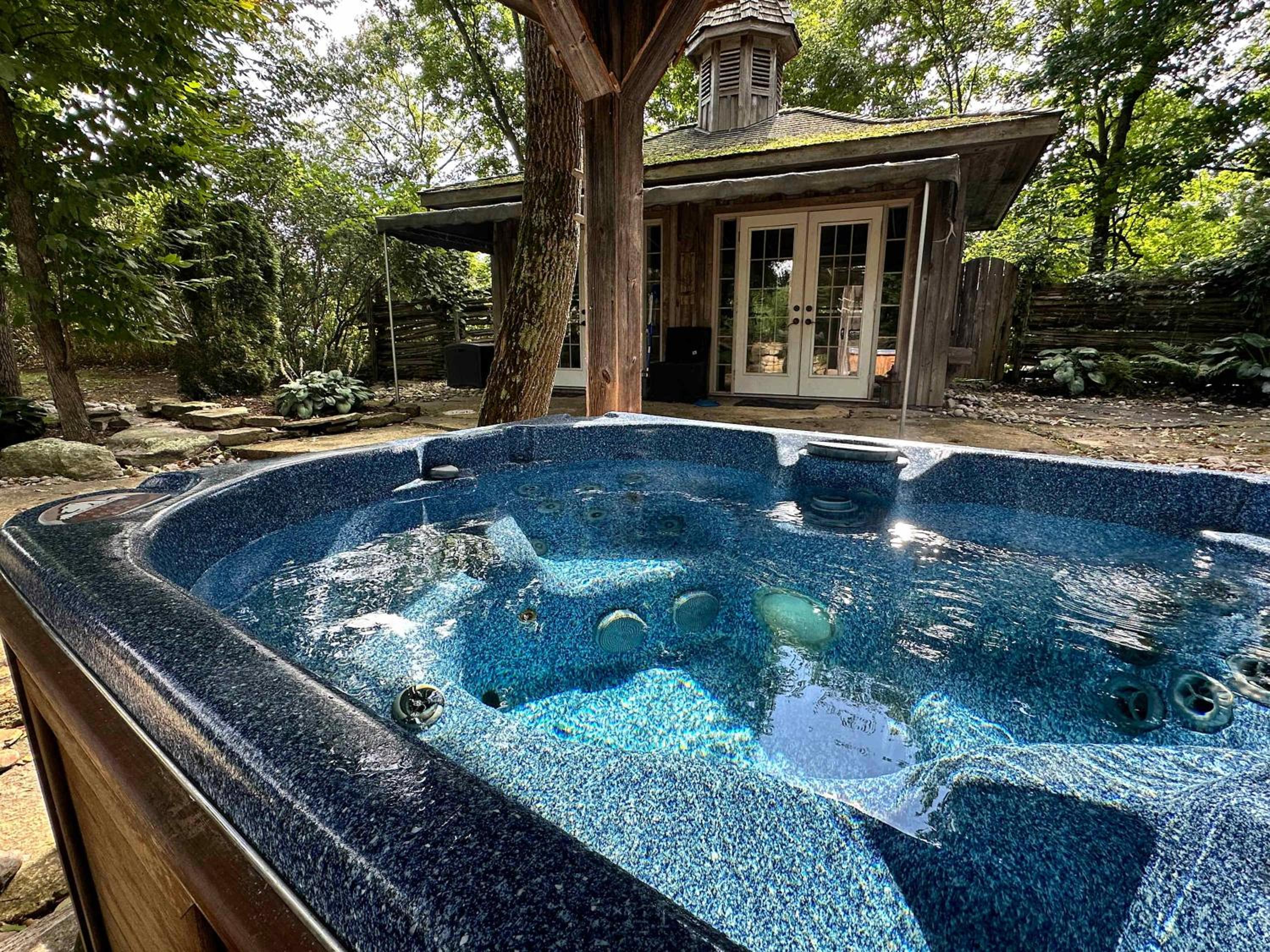 Badger's Sett - Estate on point with hot tub