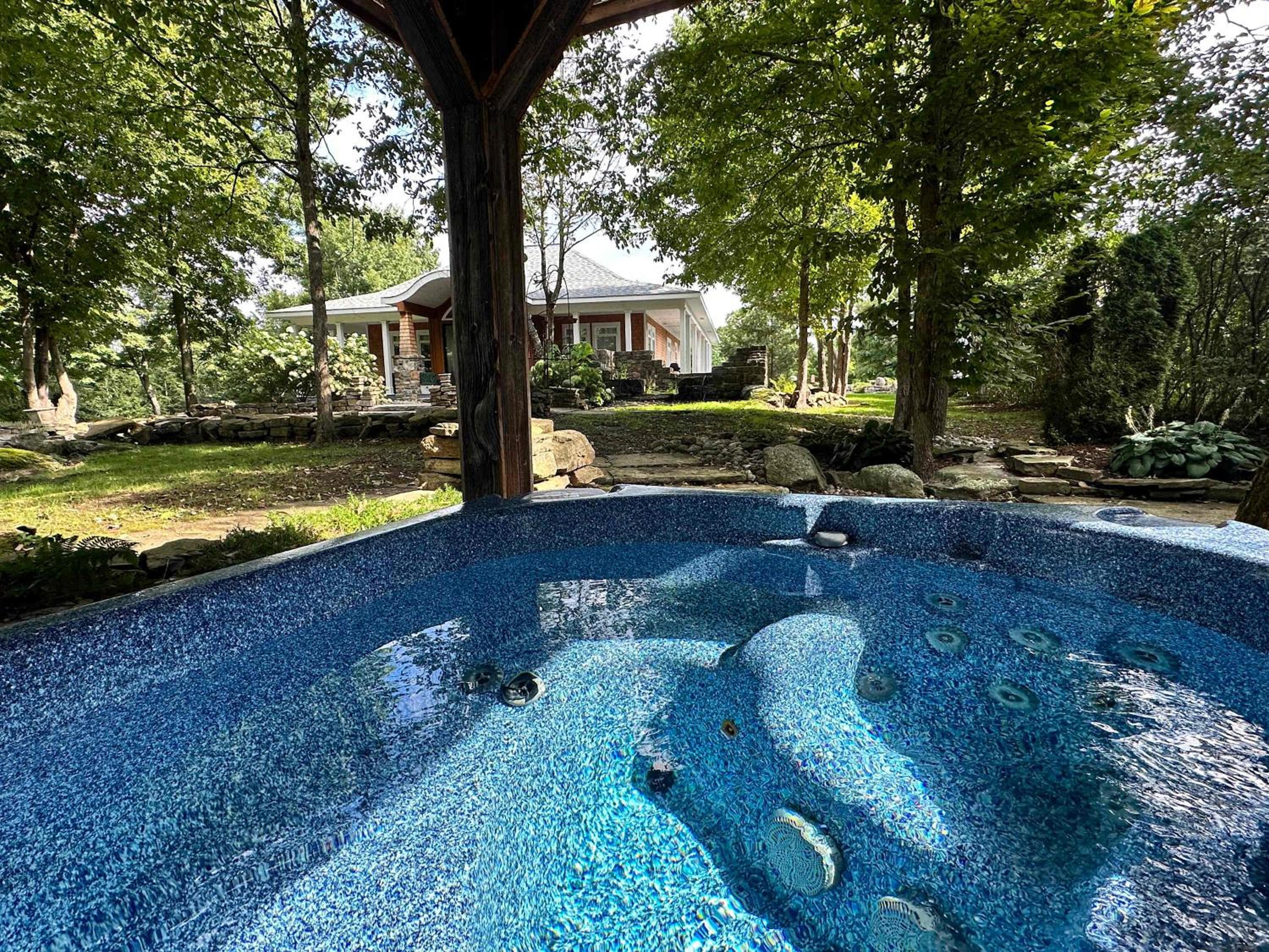 Badger's Sett - Estate on point with hot tub
