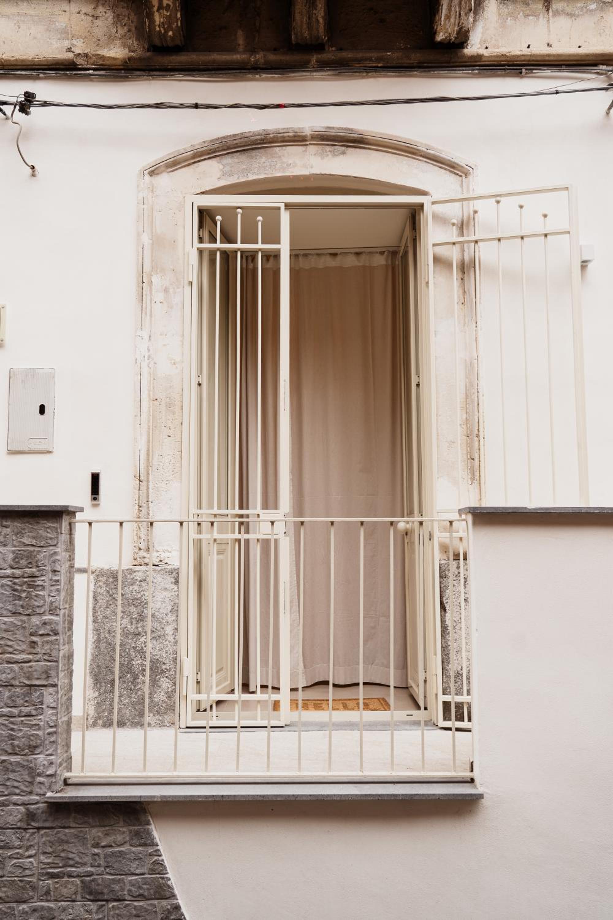 OAZA Design Apartments Jacuzzi Suite or Shower City Center Catania