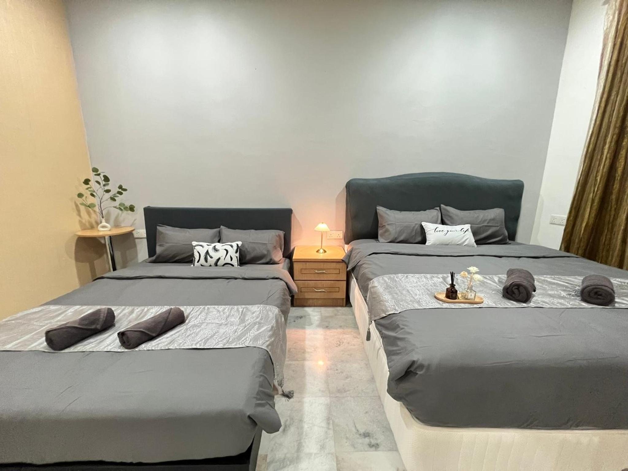 YOLO4 4BR 10PAX CentralTown Netflix photo 6