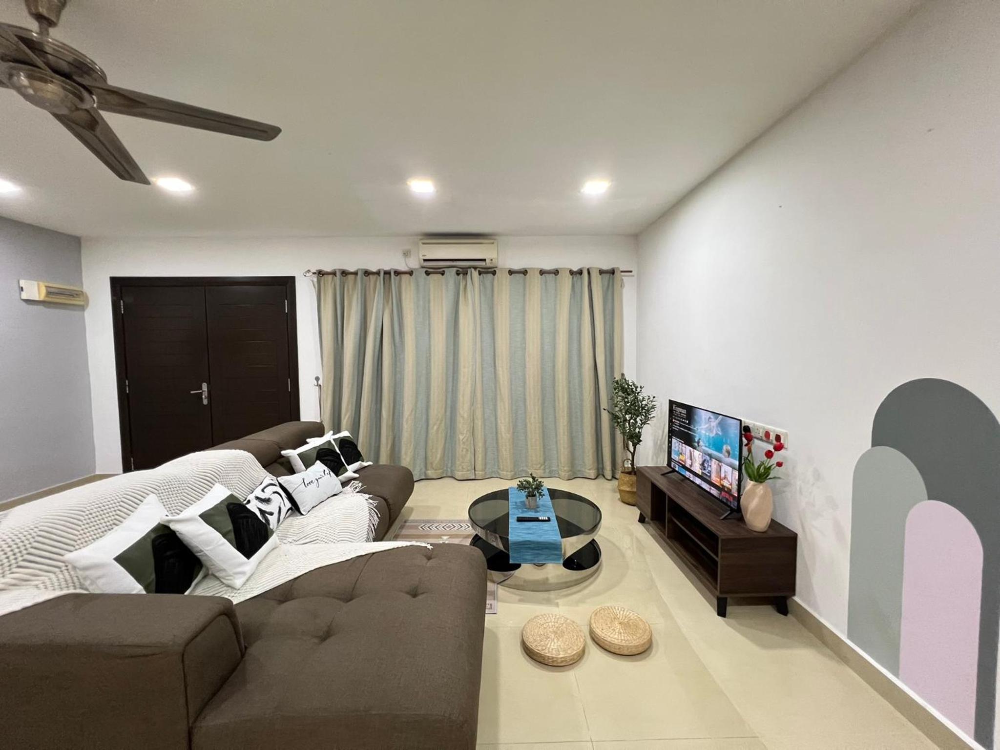 YOLO4 4BR 10PAX CentralTown Netflix photo 2