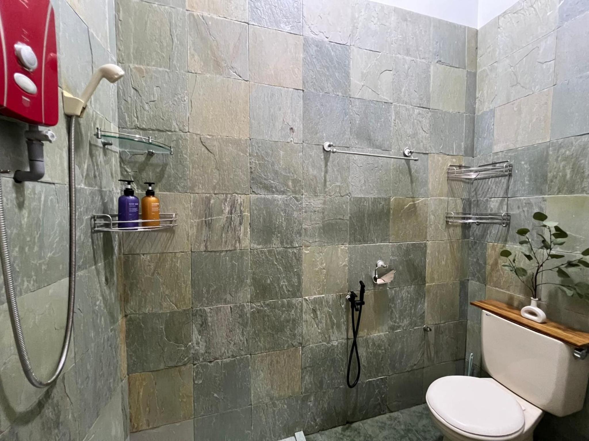 YOLO4 4BR 10PAX CentralTown Netflix photo 8
