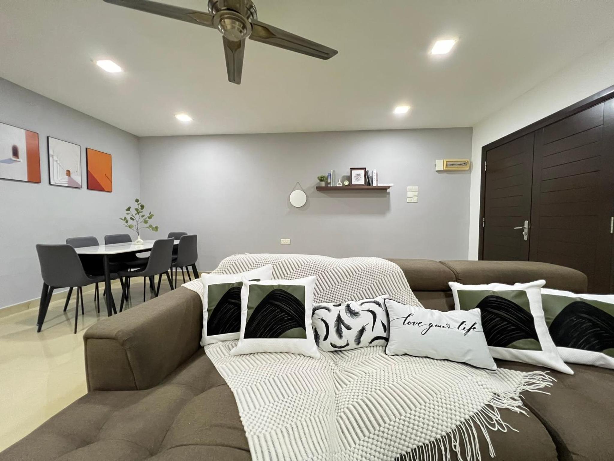 YOLO4 4BR 10PAX CentralTown Netflix photo 1