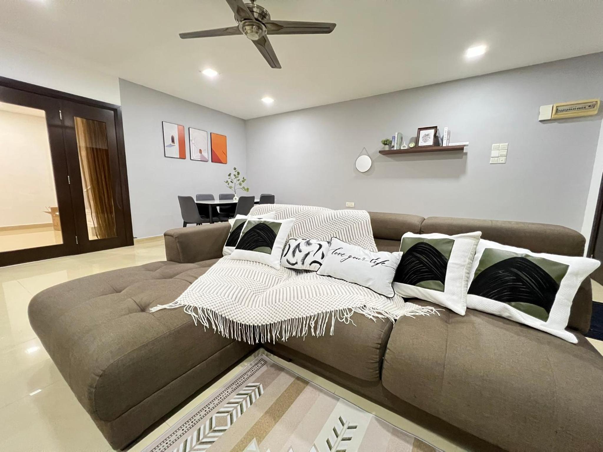 YOLO4 4BR 10PAX CentralTown Netflix photo 4