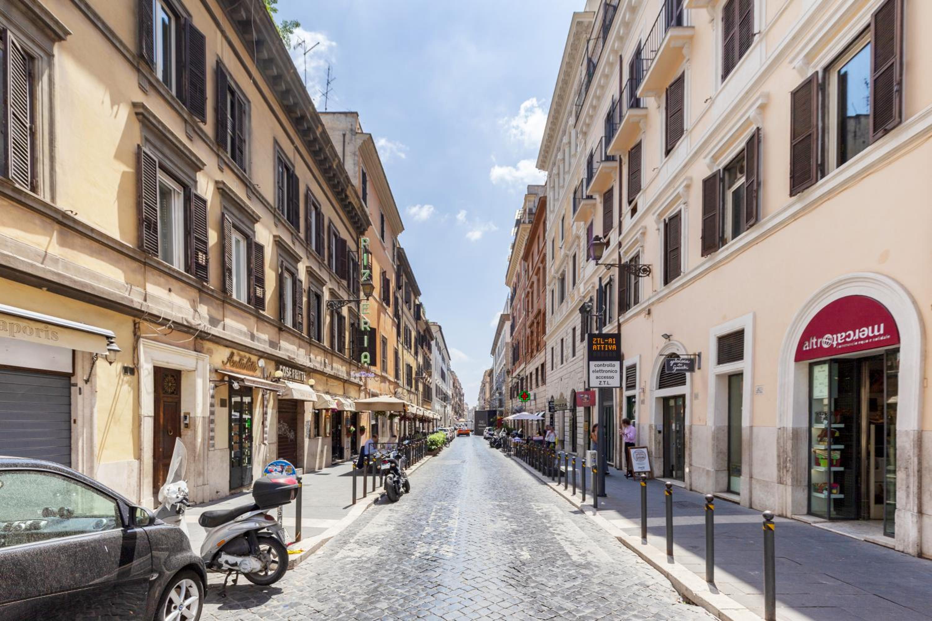 Spanish Steps Historic Apartment