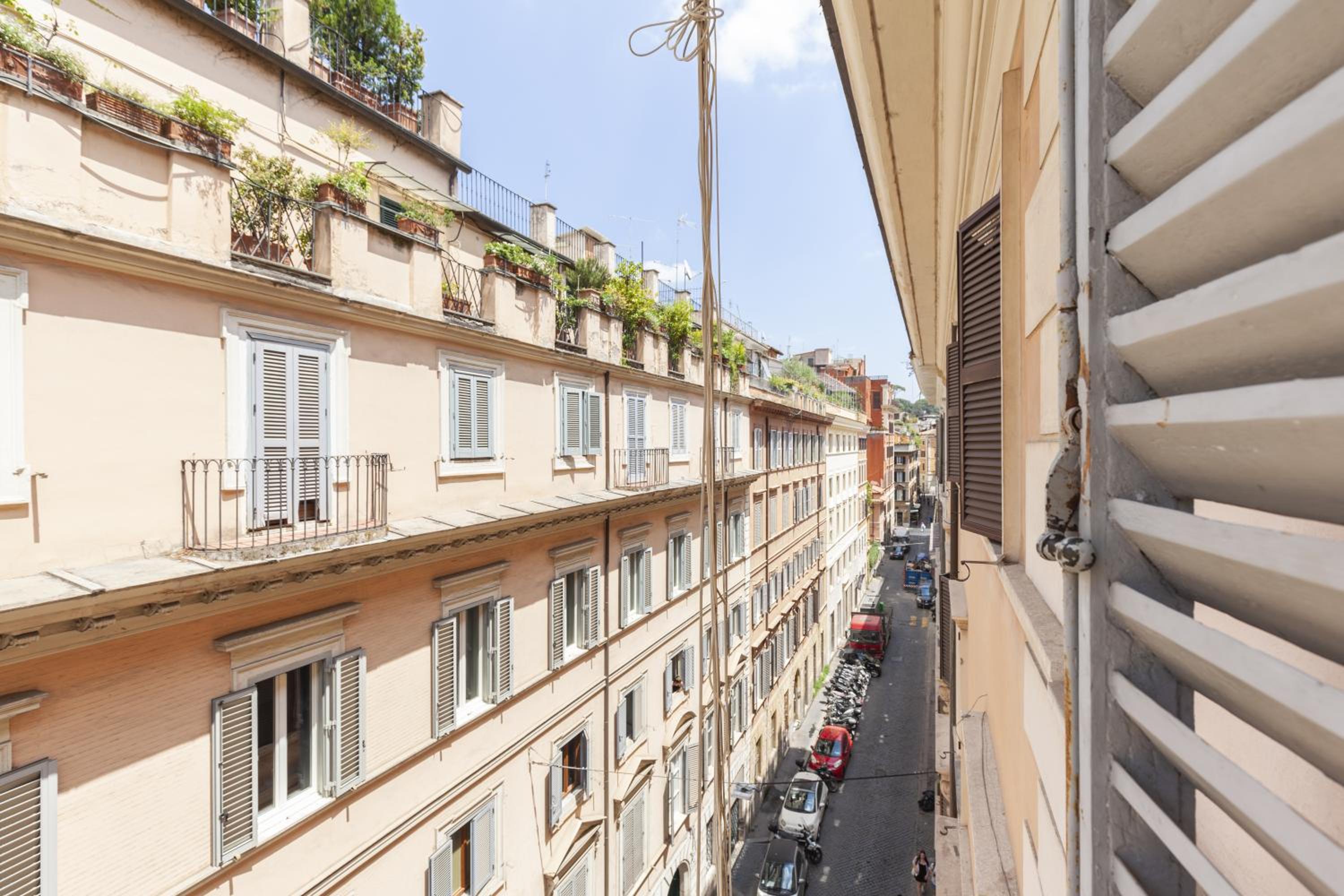 Spanish Steps Historic Apartment