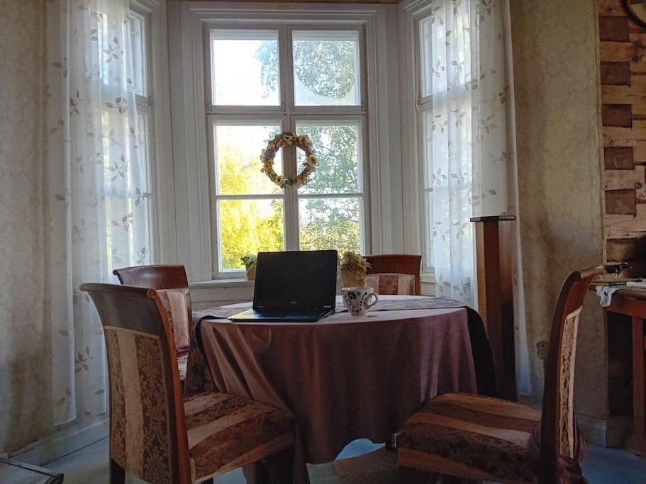 Loma tai perhejuhlat Bobackan pihatorpassa