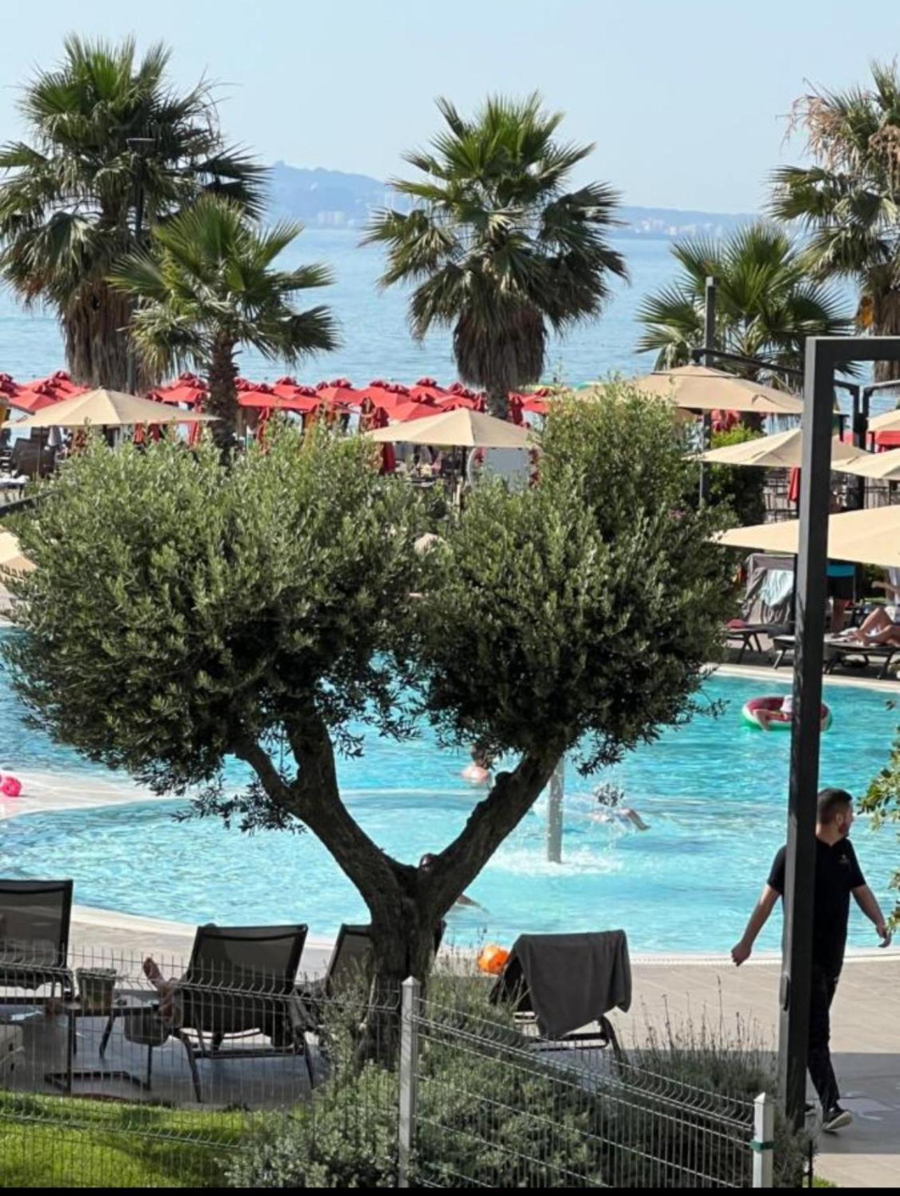 Apartments Qerret Golem beachfront