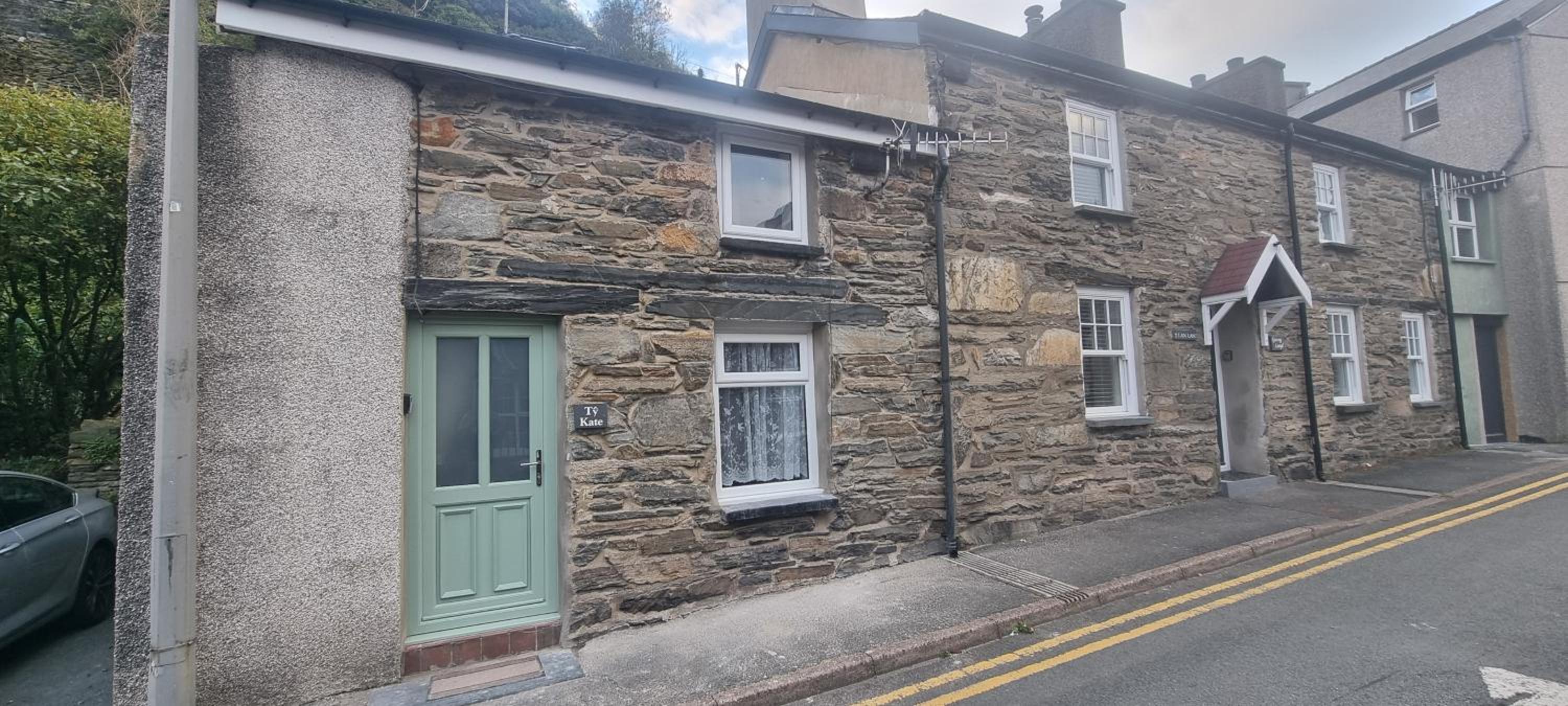 Pet friendly two bedroom cosy cottage view 4