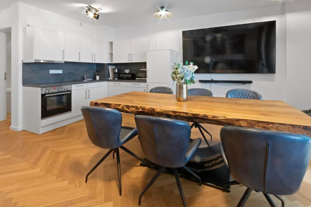 Luxus im Zentrum für 6 Personen, 3 Zimmer, Balkon, WLAN