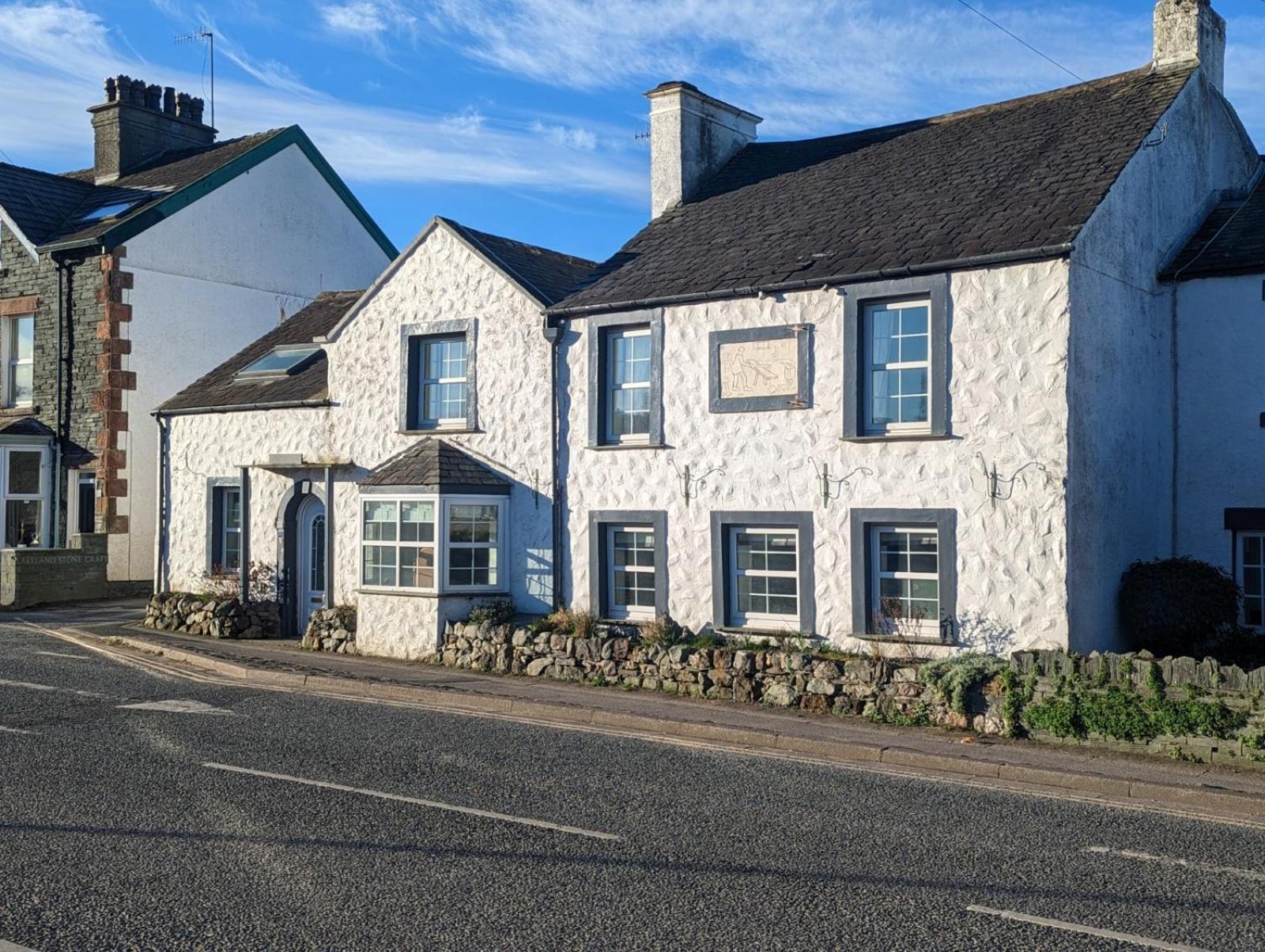 Hotel 4 BR Holiday Home Steps from Keswick Town Centre - Image 1