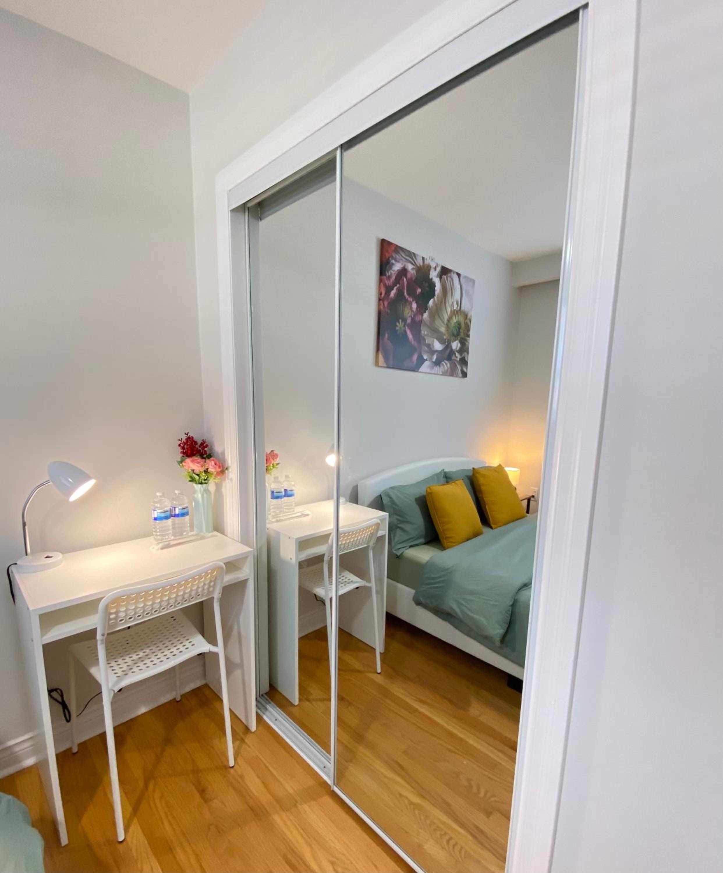 Sunny House - Main Floor, Free parking, in Toronto