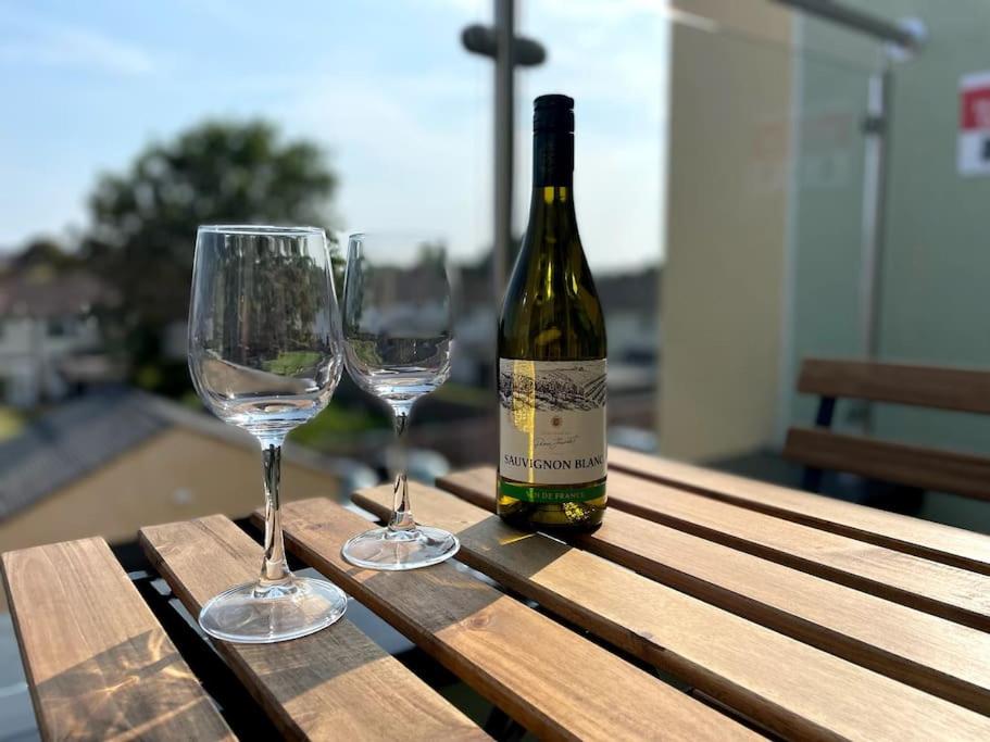 Modern 2-Bed Apartment with Balcony, Close To Oxford City Centre With Free Parking view 4