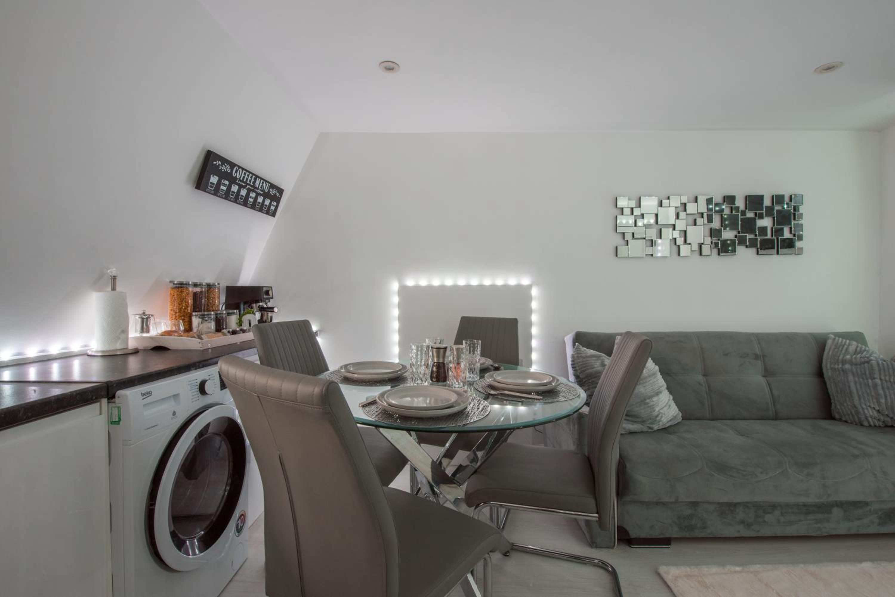 Parade Gardens Boutique Apartments- Central, Grade I Listed, 4K TVs, Hidden Views view 2