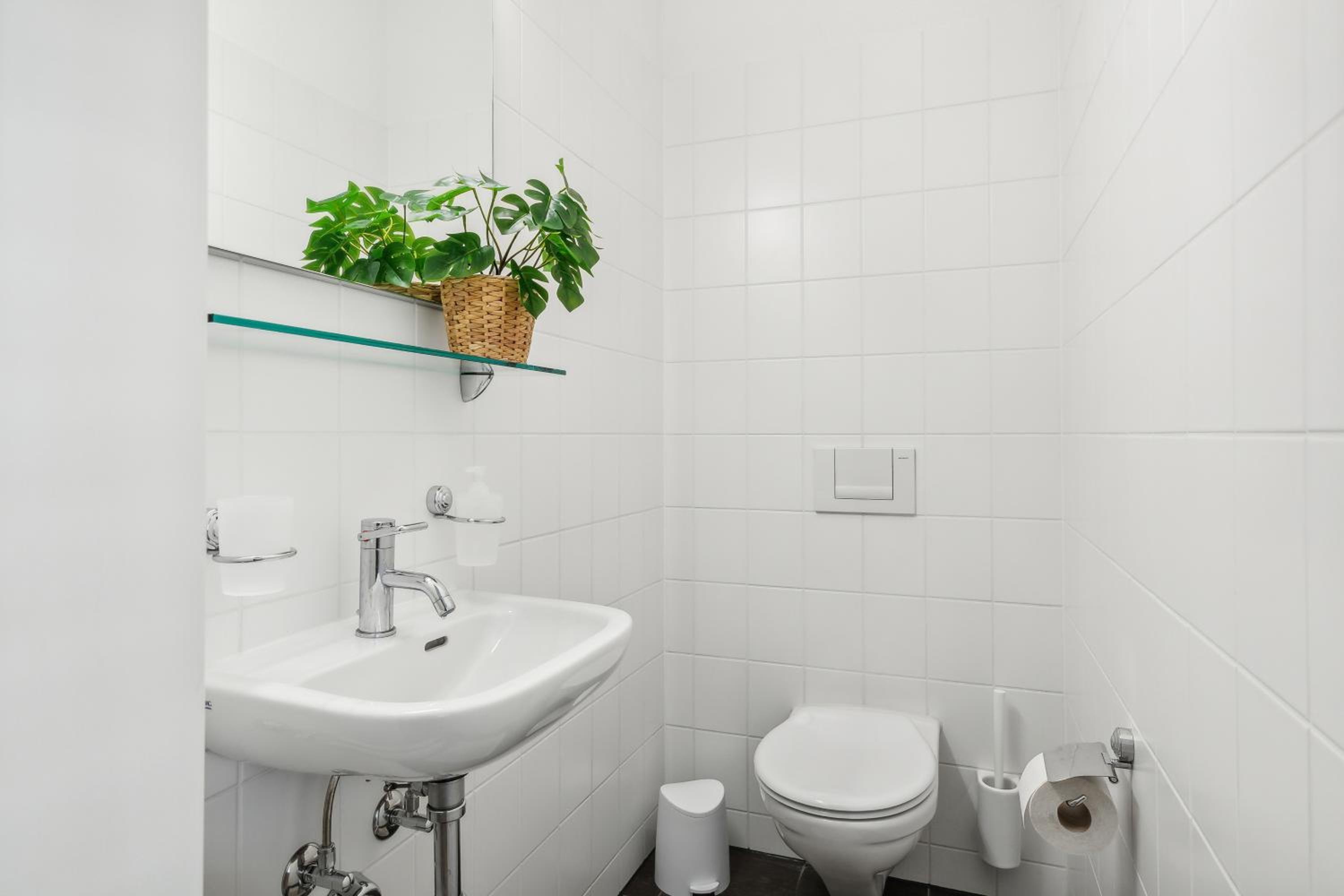 COMFORT HOMES - Premium Apartments - 15' Lucerne - Washer & Dryer - Public Transport - Parking