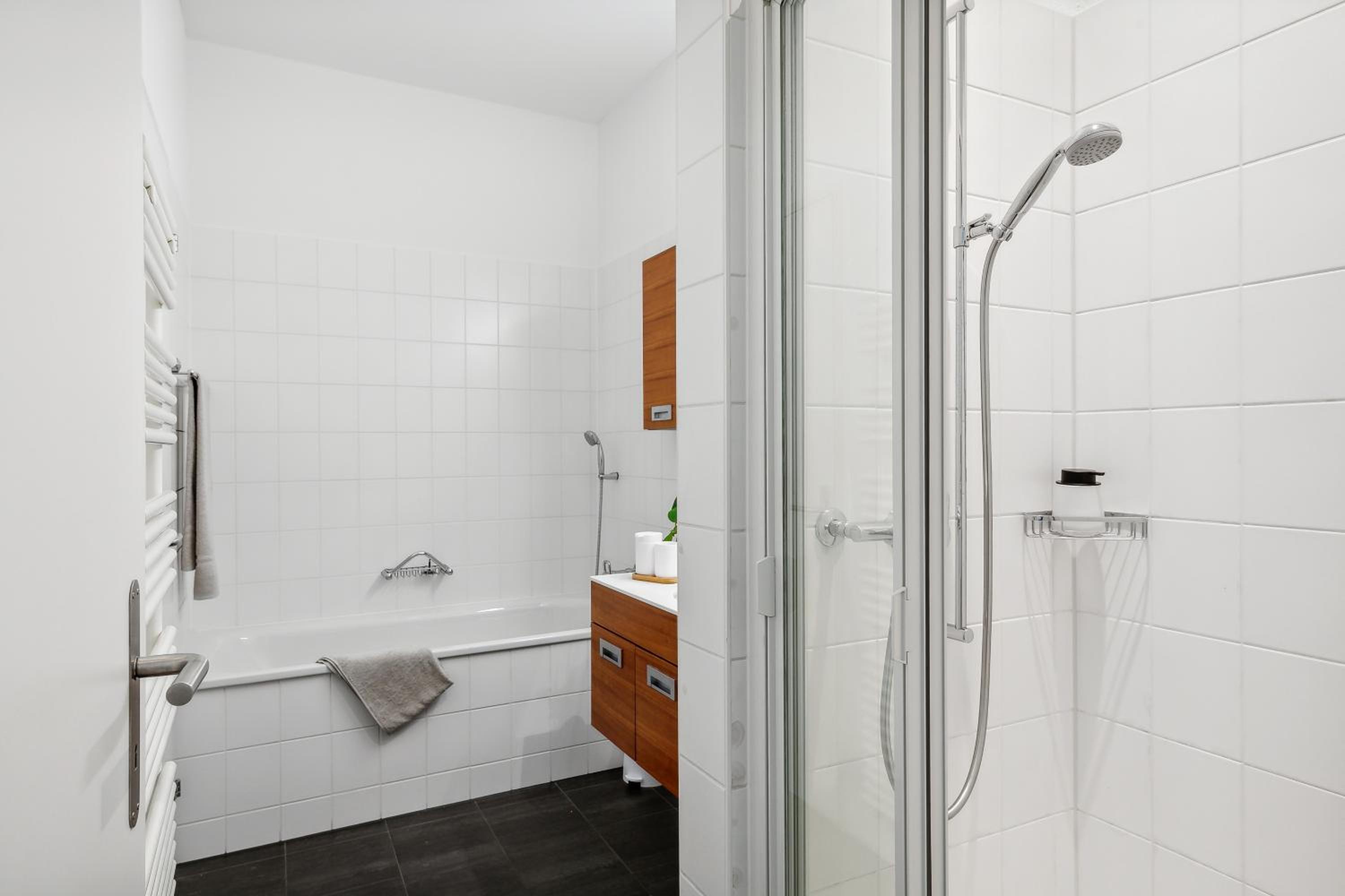 COMFORT HOMES - Premium Apartments - 15' Lucerne - Washer & Dryer - Public Transport - Parking