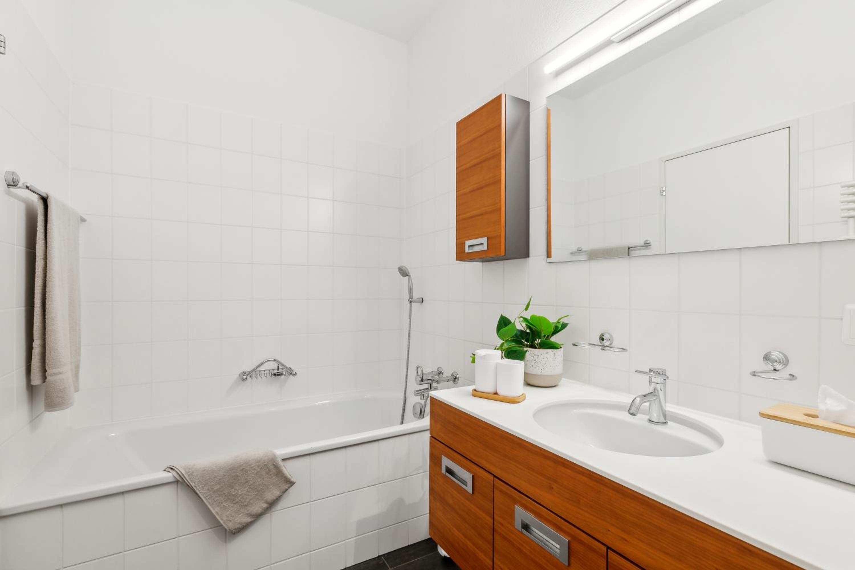 COMFORT HOMES - Premium Apartments - 15' Lucerne - Washer & Dryer - Public Transport - Parking