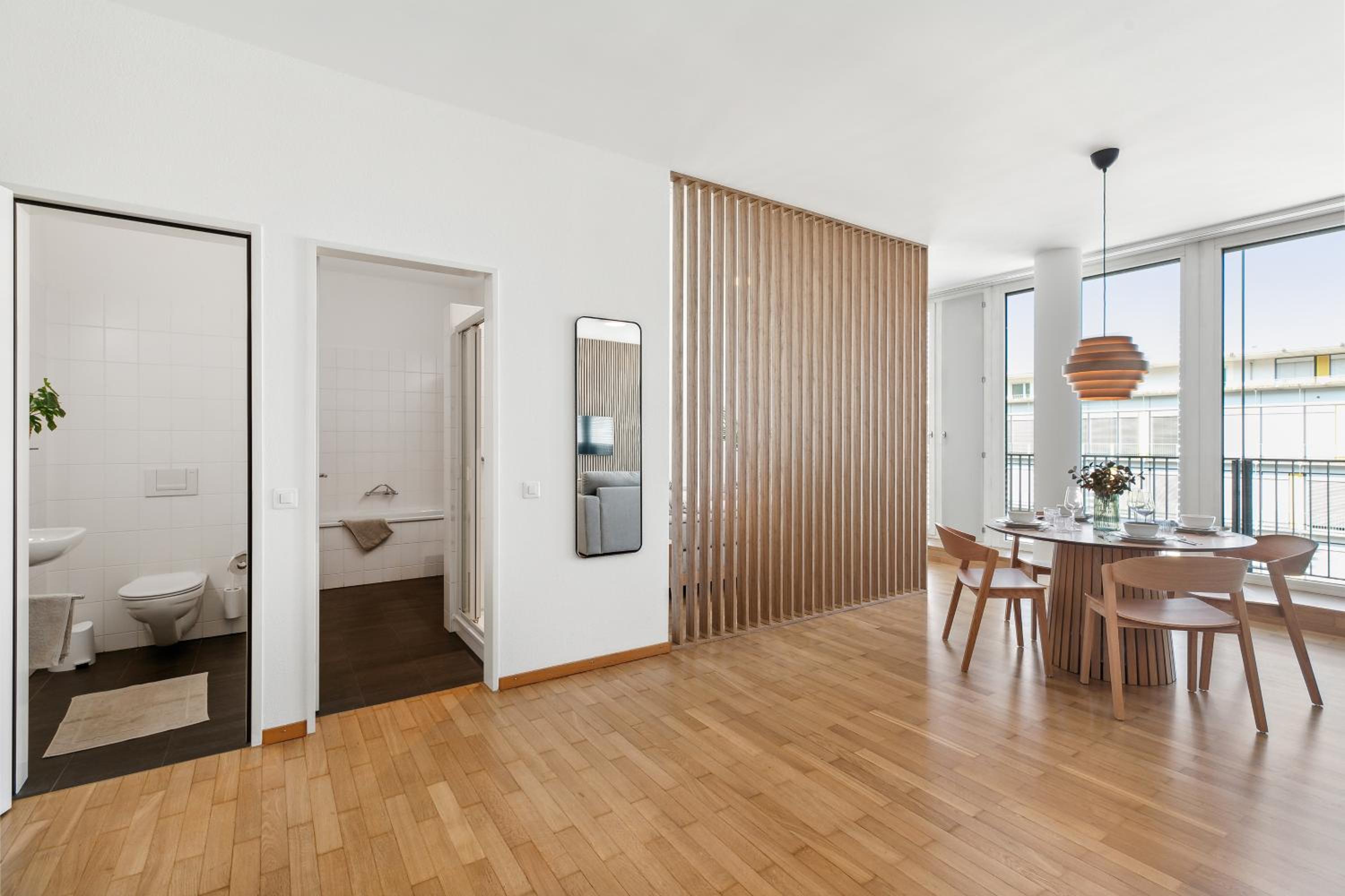 COMFORT HOMES - Premium Apartments - 15' Lucerne - Washer & Dryer - Public Transport - Parking