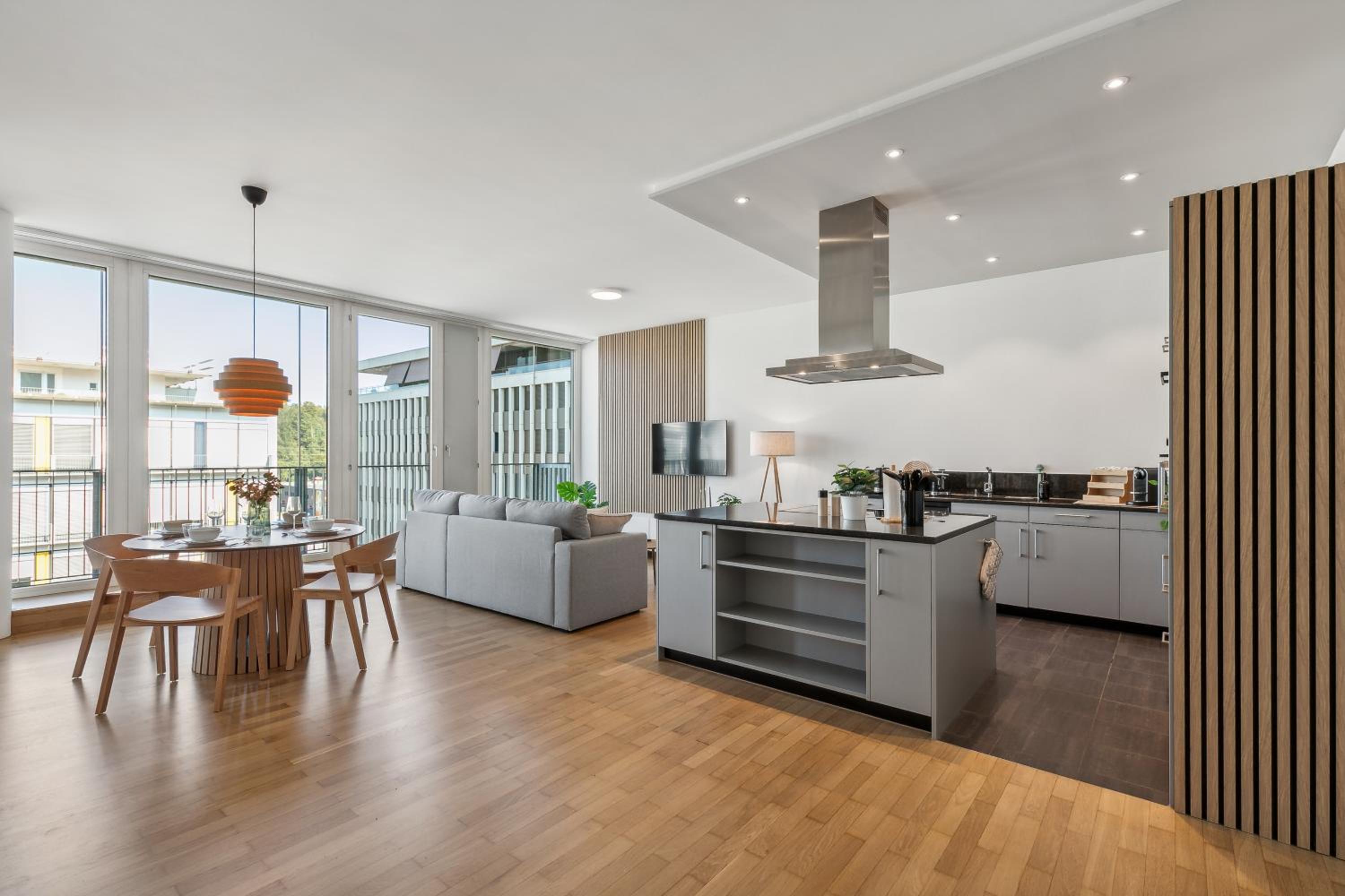 COMFORT HOMES - Premium Apartments - 15' Lucerne - Washer & Dryer - Public Transport - Parking