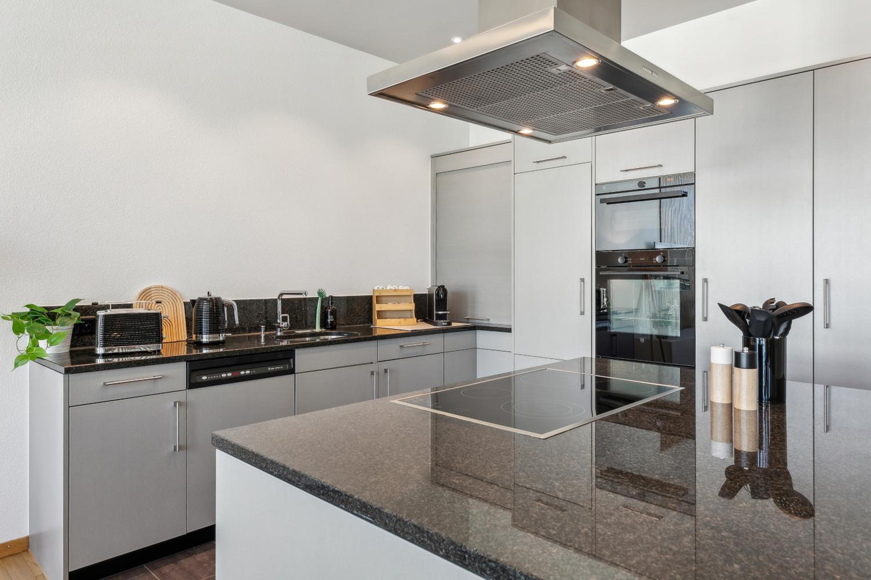COMFORT HOMES - Premium Apartments - 15' Lucerne - Washer & Dryer - Public Transport - Parking
