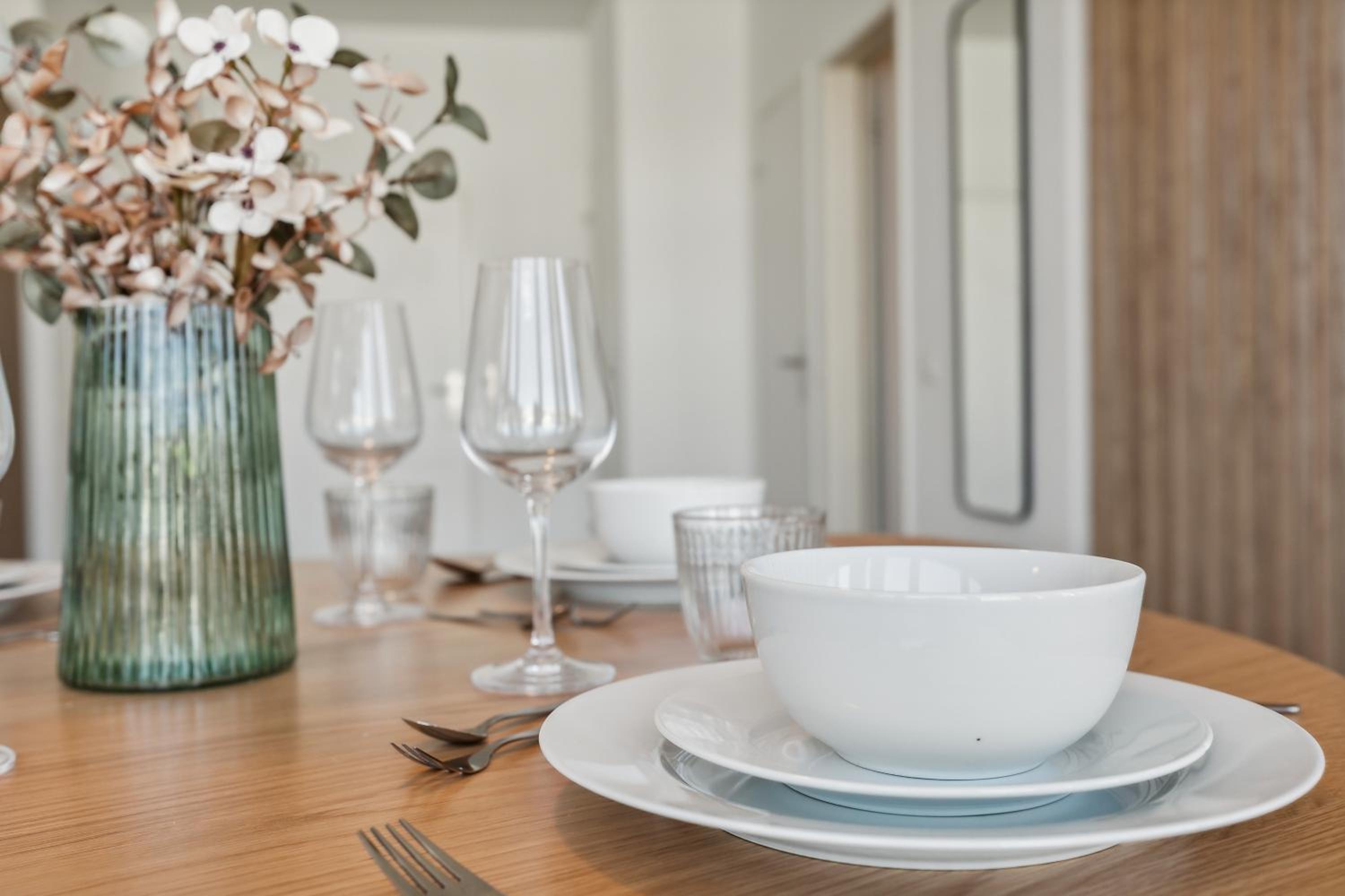 COMFORT HOMES - Premium Apartments - 15' Lucerne - Washer & Dryer - Public Transport - Parking
