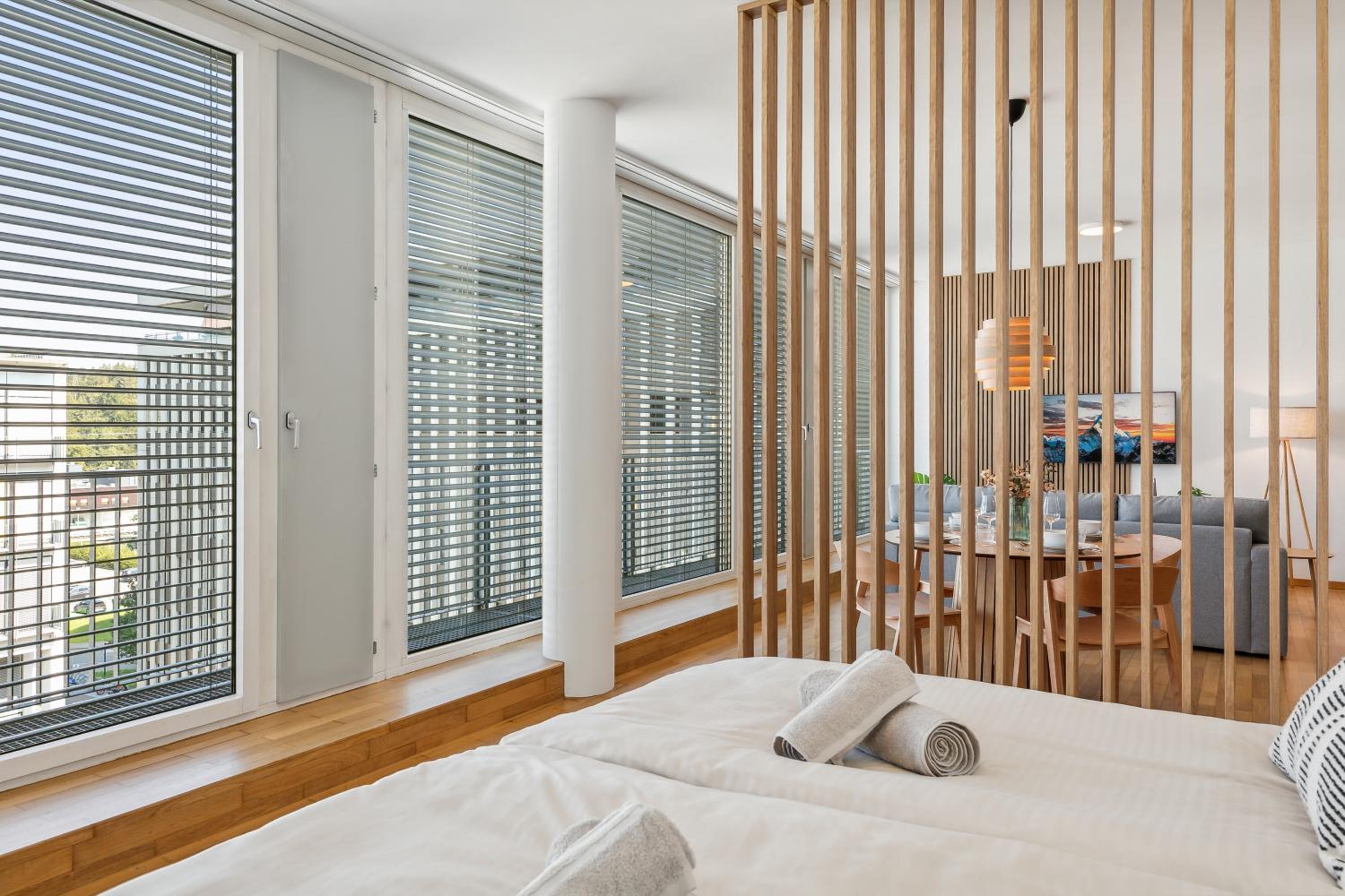 COMFORT HOMES - Premium Apartments - 15' Lucerne - Washer & Dryer - Public Transport - Parking