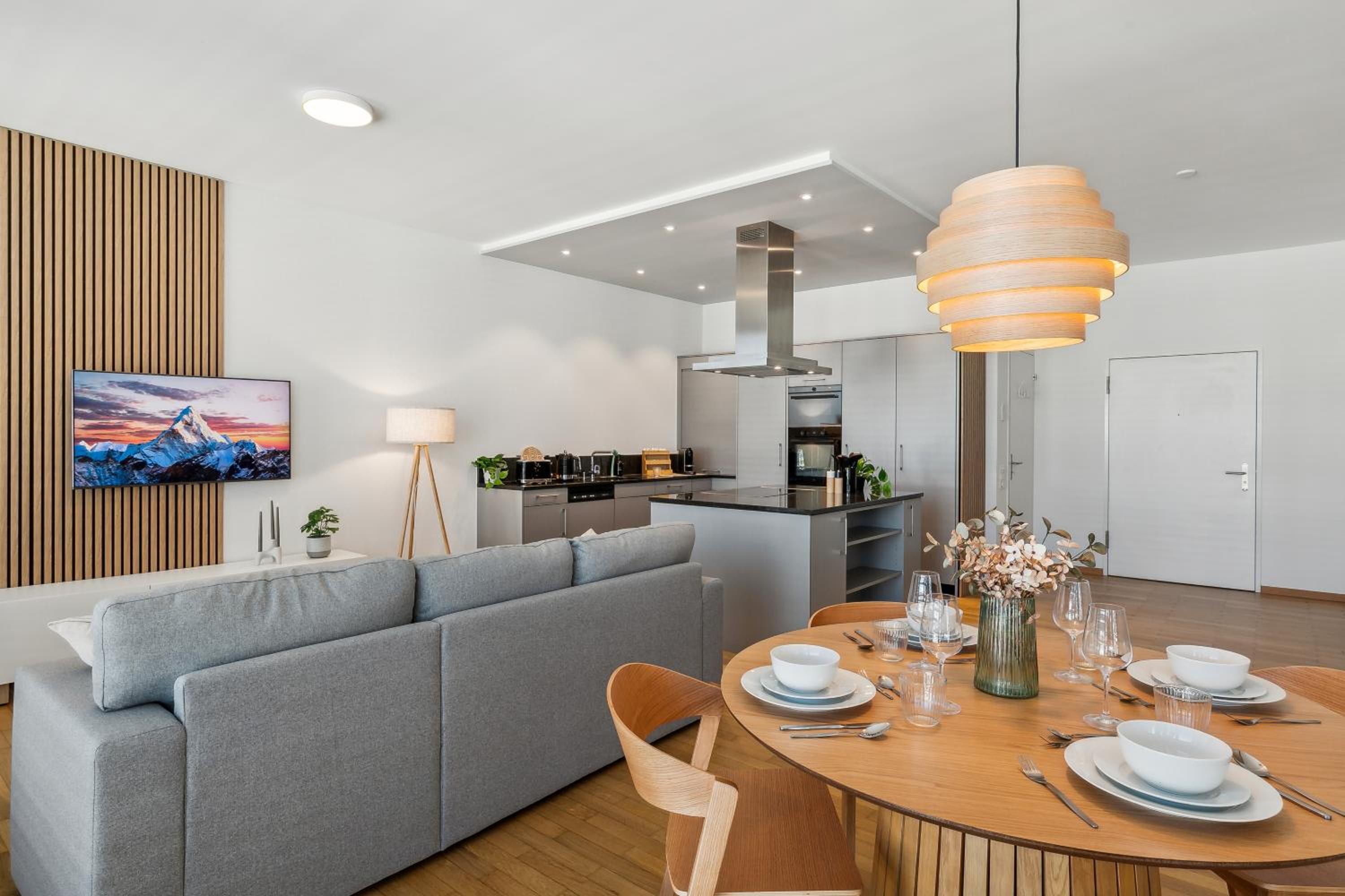 COMFORT HOMES - Premium Apartments - 15' Lucerne - Washer & Dryer - Public Transport - Parking