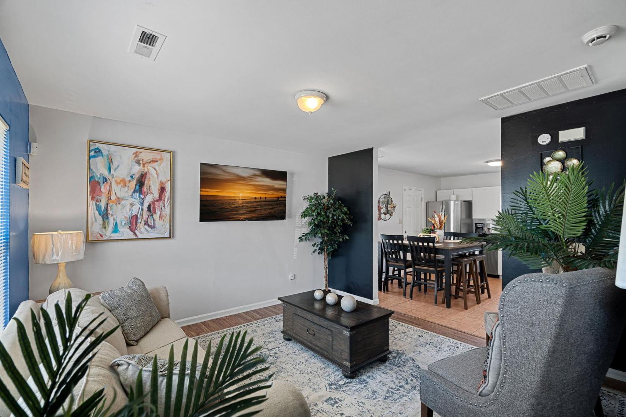 Cozy 4BR Home Near Uptown -King Bed- Jacuzzi view 2