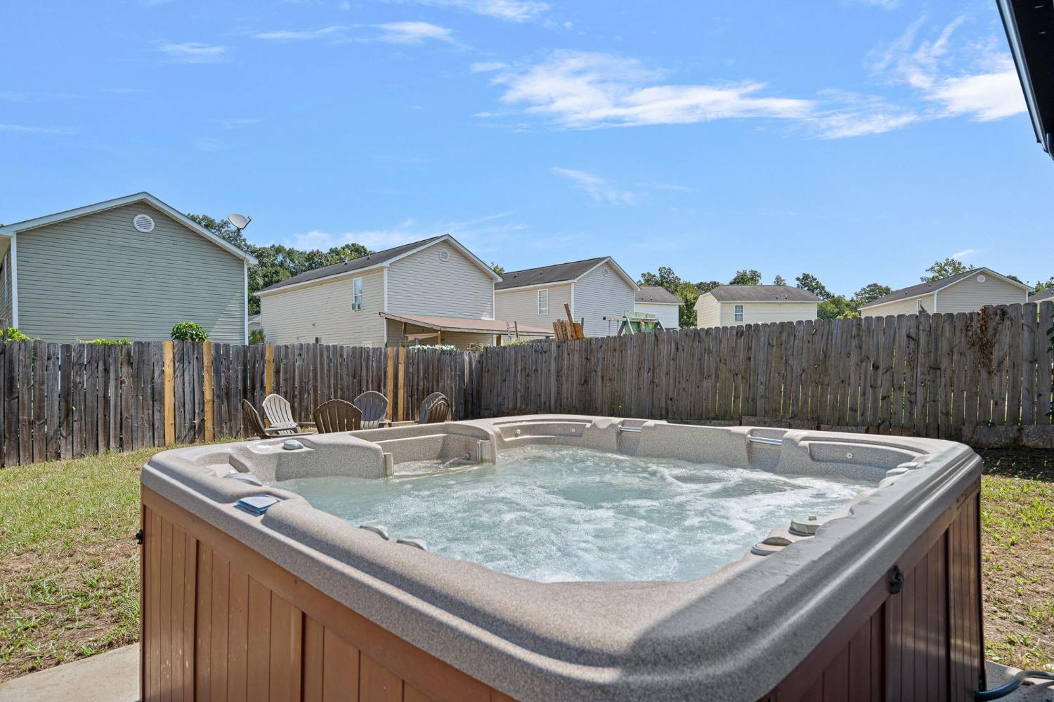 Cozy 4BR Home Near Uptown -King Bed- Jacuzzi view 3