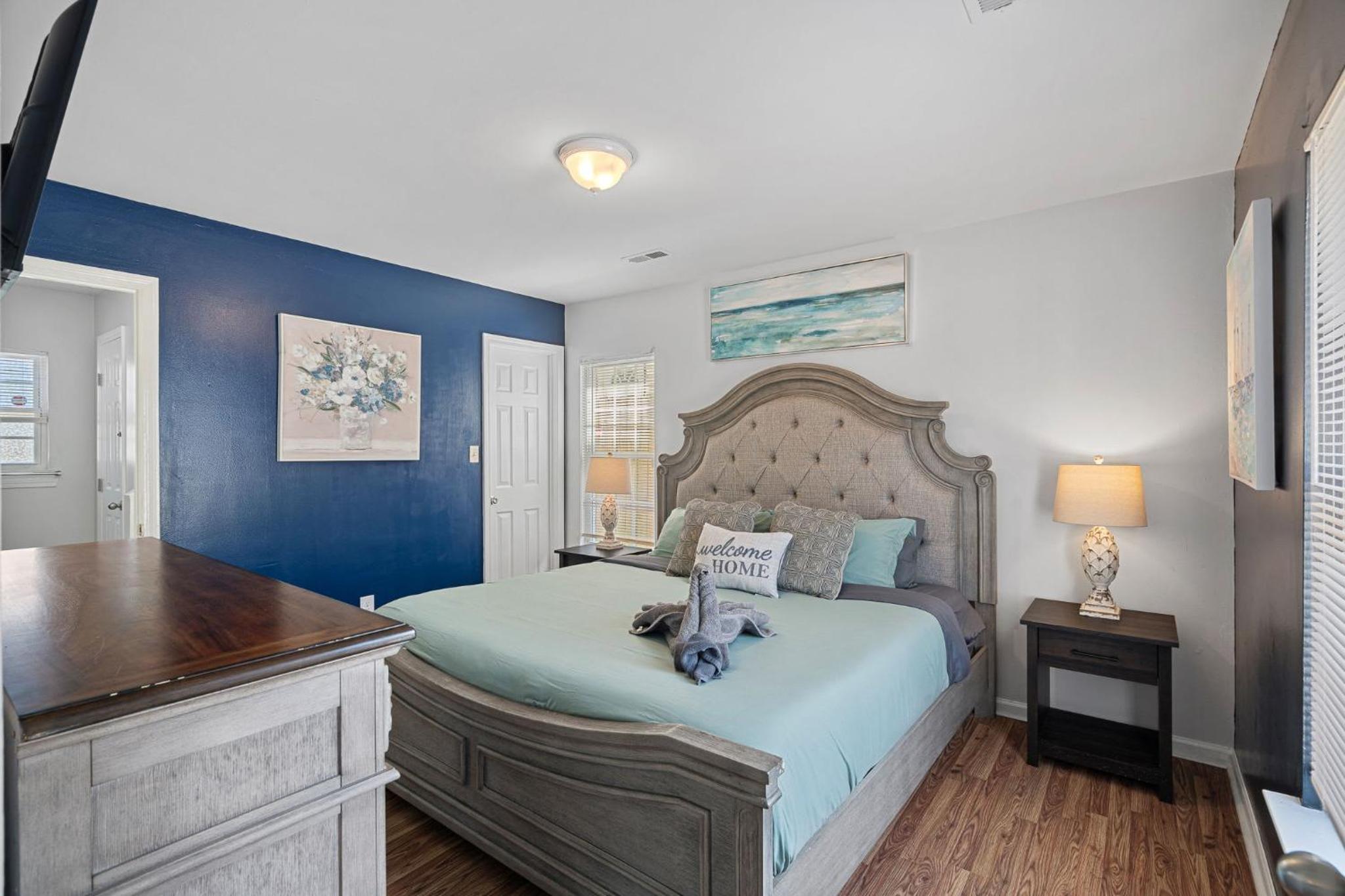 Cozy 4BR Home Near Uptown -King Bed- Jacuzzi view 4