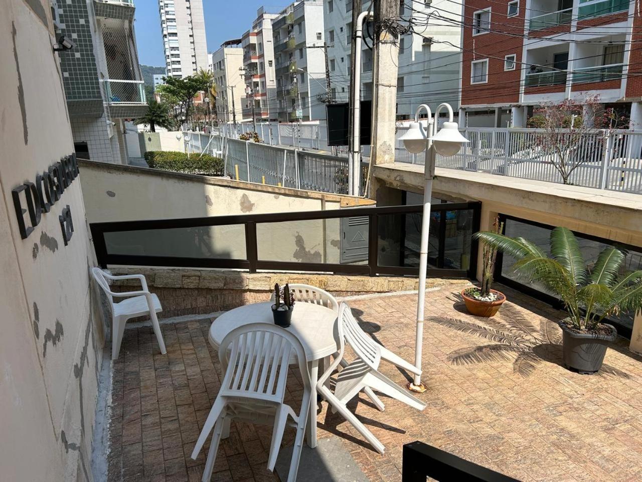 Apto confortável, Praia das Astúrias 5 min a pé, garagem, 2 quarto ar, suíte, wi-fi