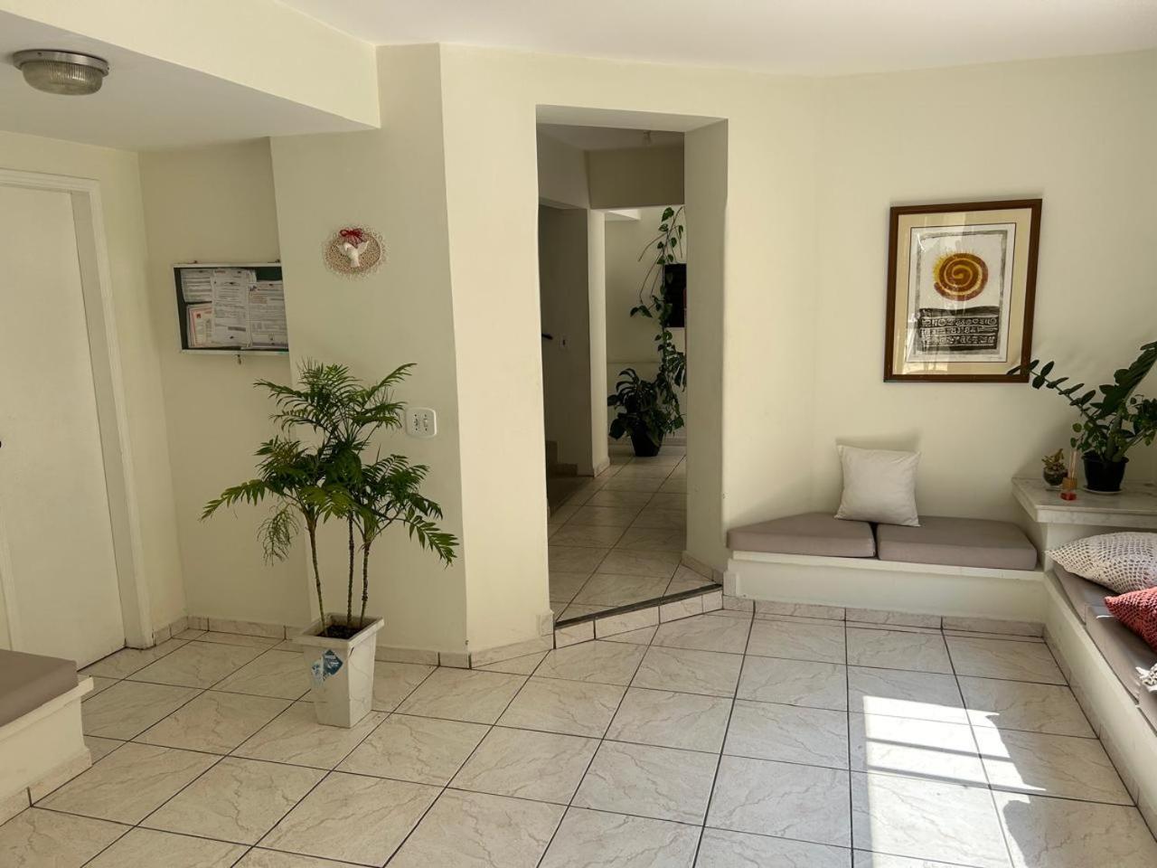 Apto confortável, Praia das Astúrias 5 min a pé, garagem, 2 quarto ar, suíte, wi-fi