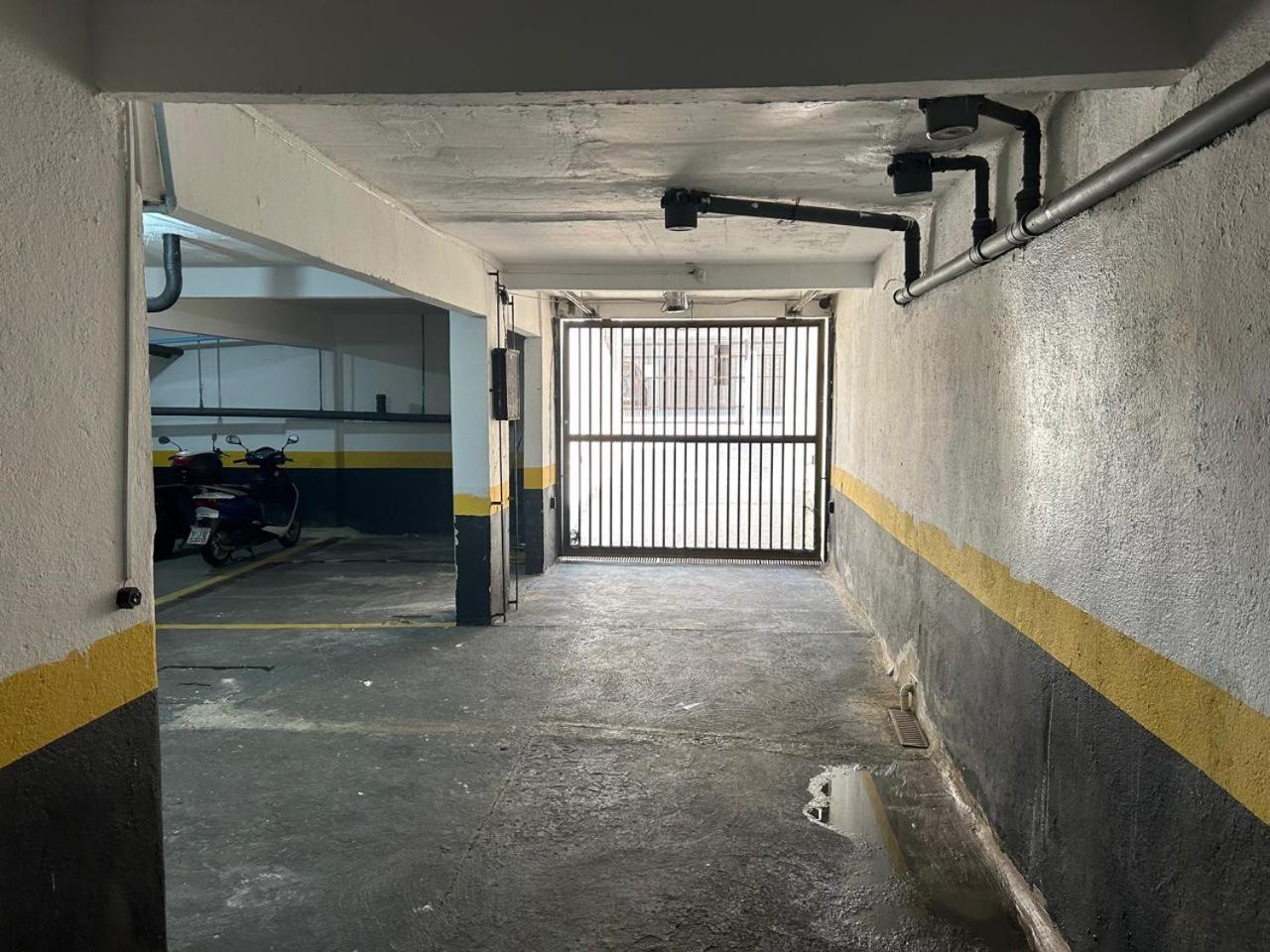 Apto confortável, Praia das Astúrias 5 min a pé, garagem, 2 quarto ar, suíte, wi-fi