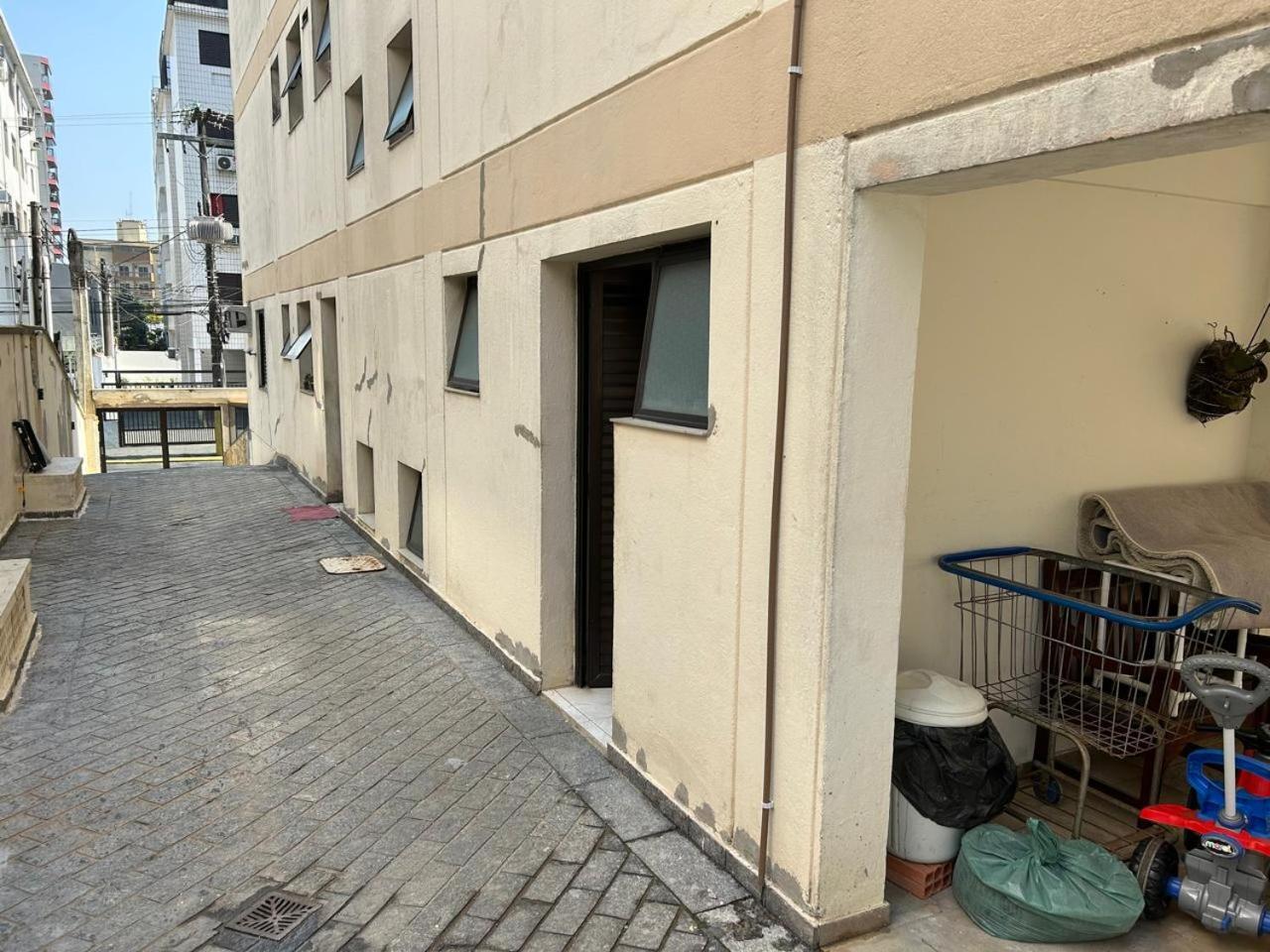 Apto confortável, Praia das Astúrias 5 min a pé, garagem, 2 quarto ar, suíte, wi-fi