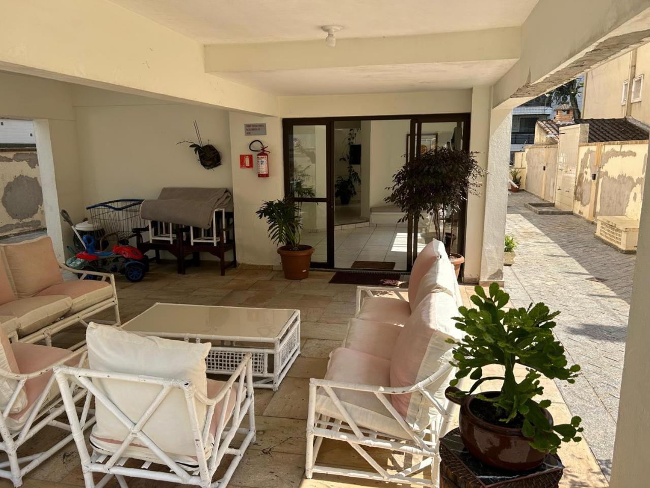 Apto confortável, Praia das Astúrias 5 min a pé, garagem, 2 quarto ar, suíte, wi-fi