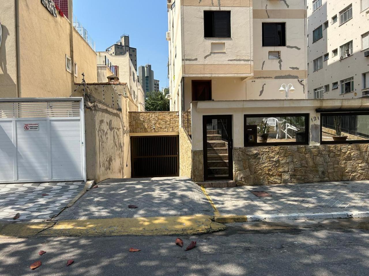 Apto confortável, Praia das Astúrias 5 min a pé, garagem, 2 quarto ar, suíte, wi-fi