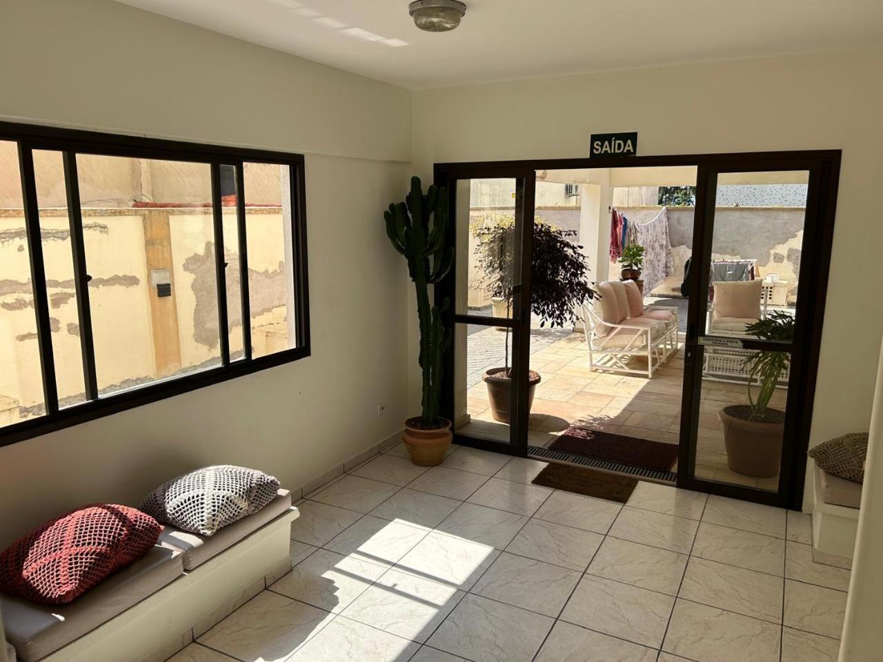 Apto confortável, Praia das Astúrias 5 min a pé, garagem, 2 quarto ar, suíte, wi-fi
